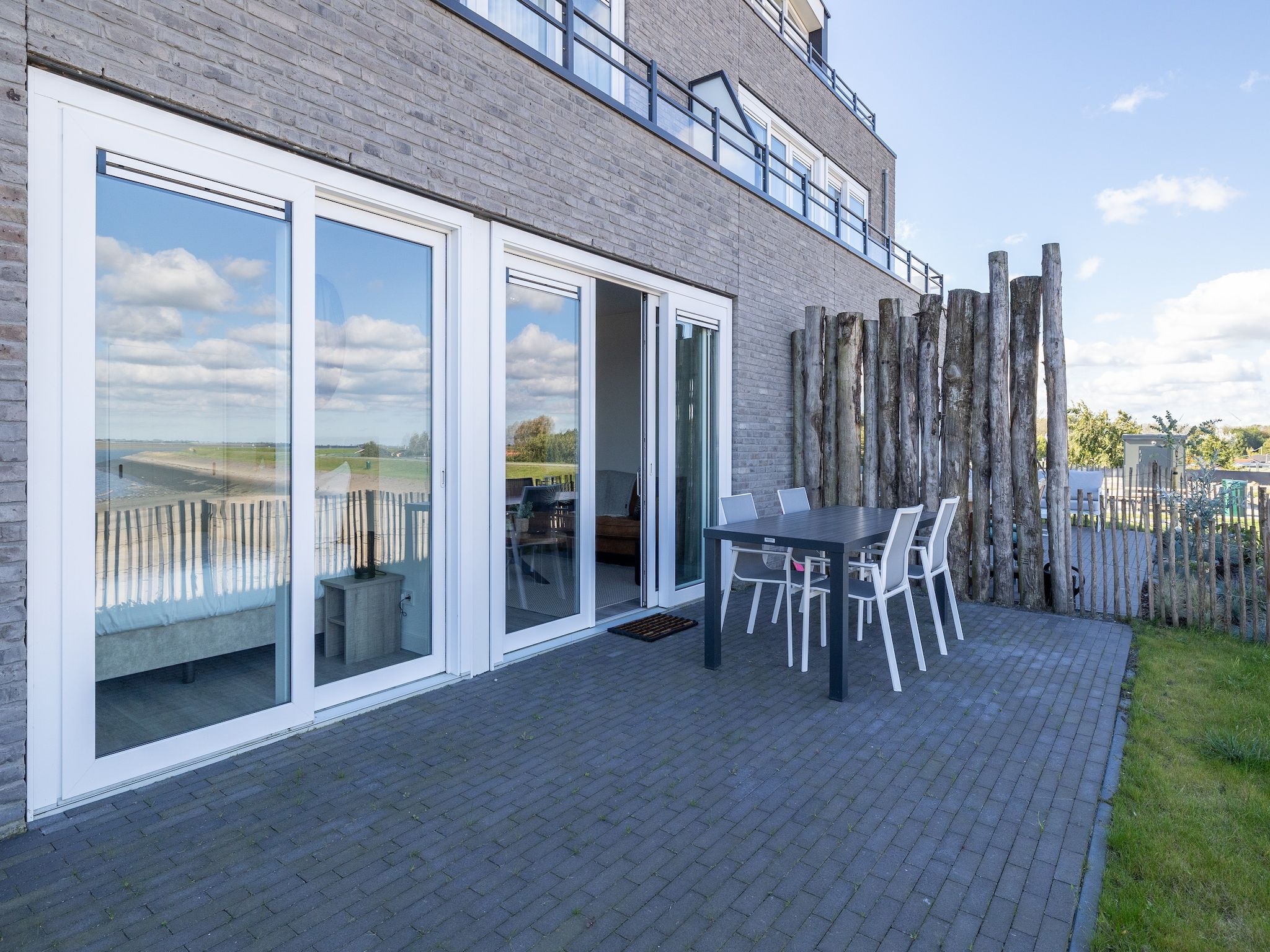 De tuin van Appartement Vista Maris "Charlotte's Parel" - Havenweg 8-44  Sint-Annaland in Sint-Annaland