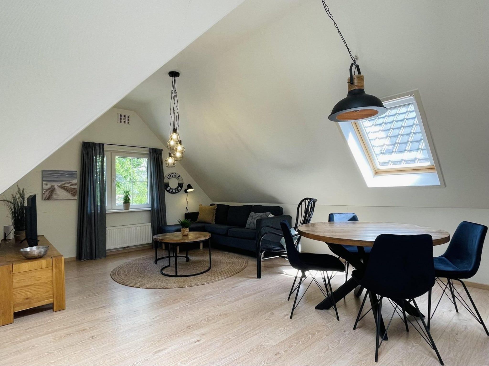 De woonkamer van Anzelhoef Apartment Oost in Sint Maartenszee