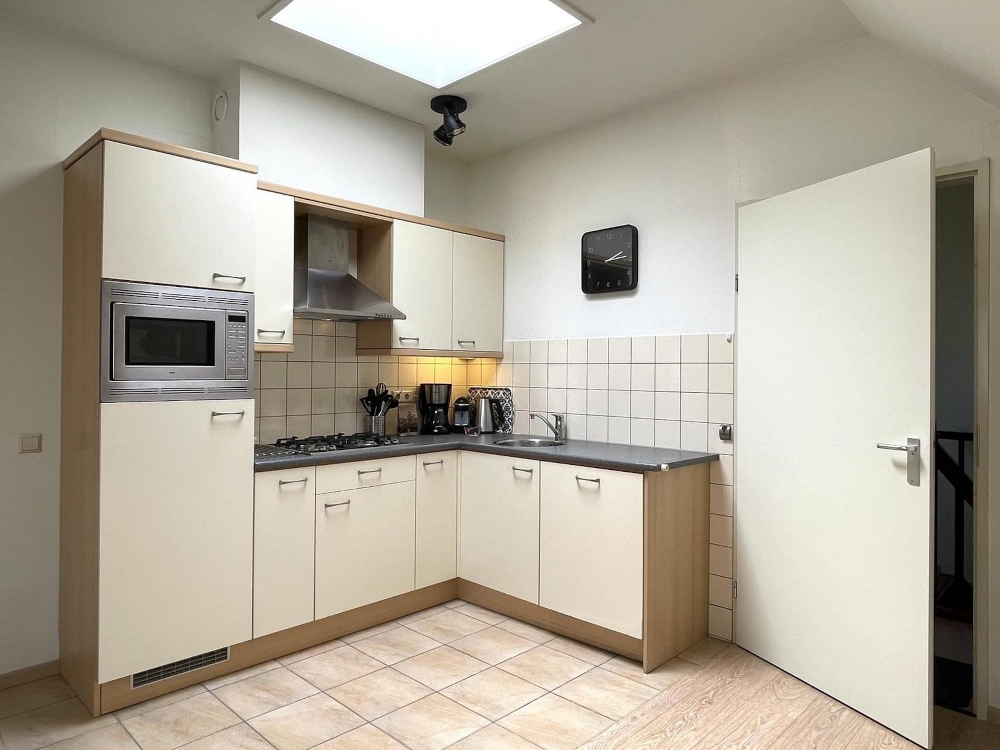 De keuken van Anzelhoef Apartment Oost in Sint Maartenszee