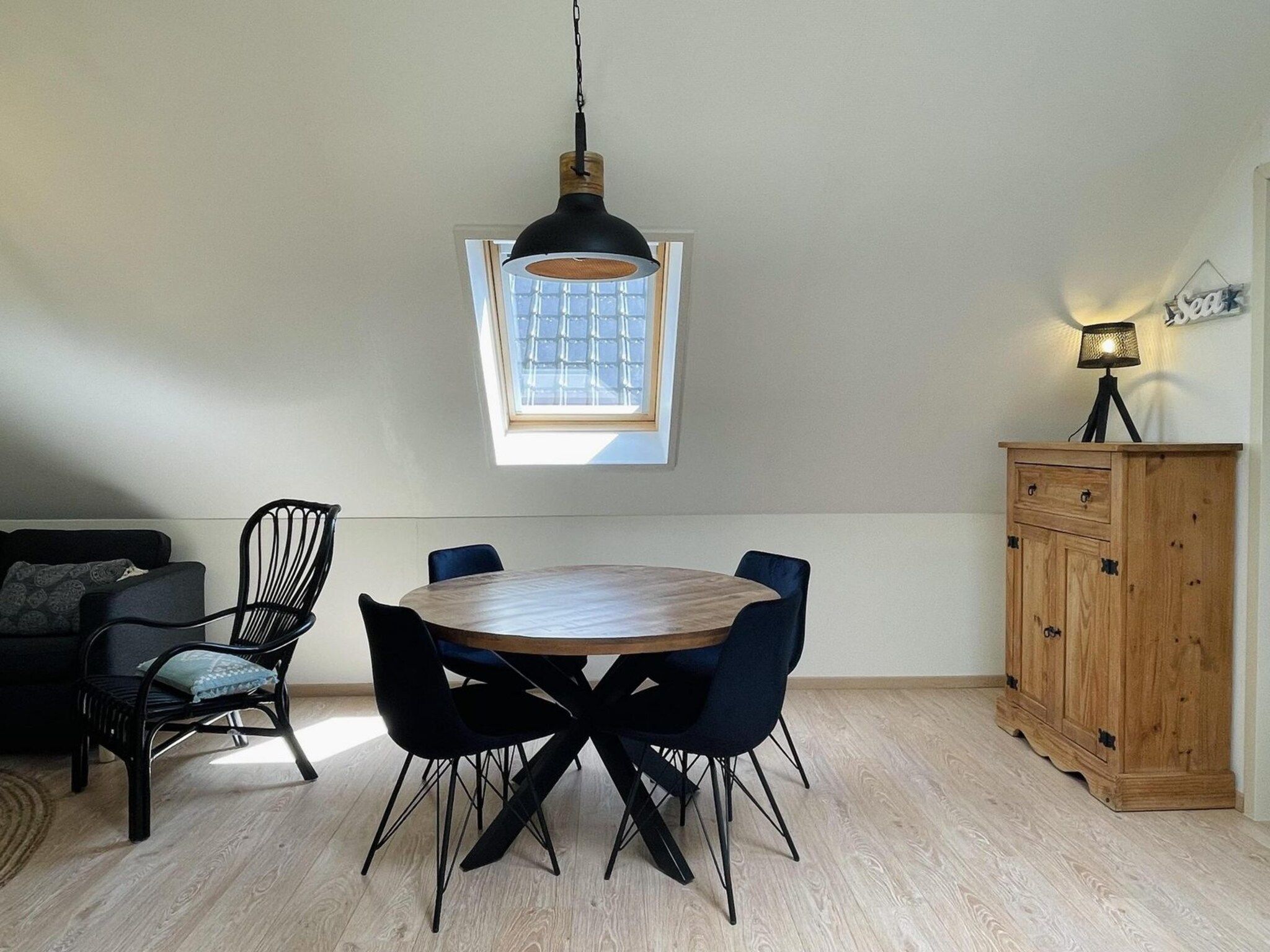 De eetkamer van Anzelhoef Apartment Oost in Sint Maartenszee