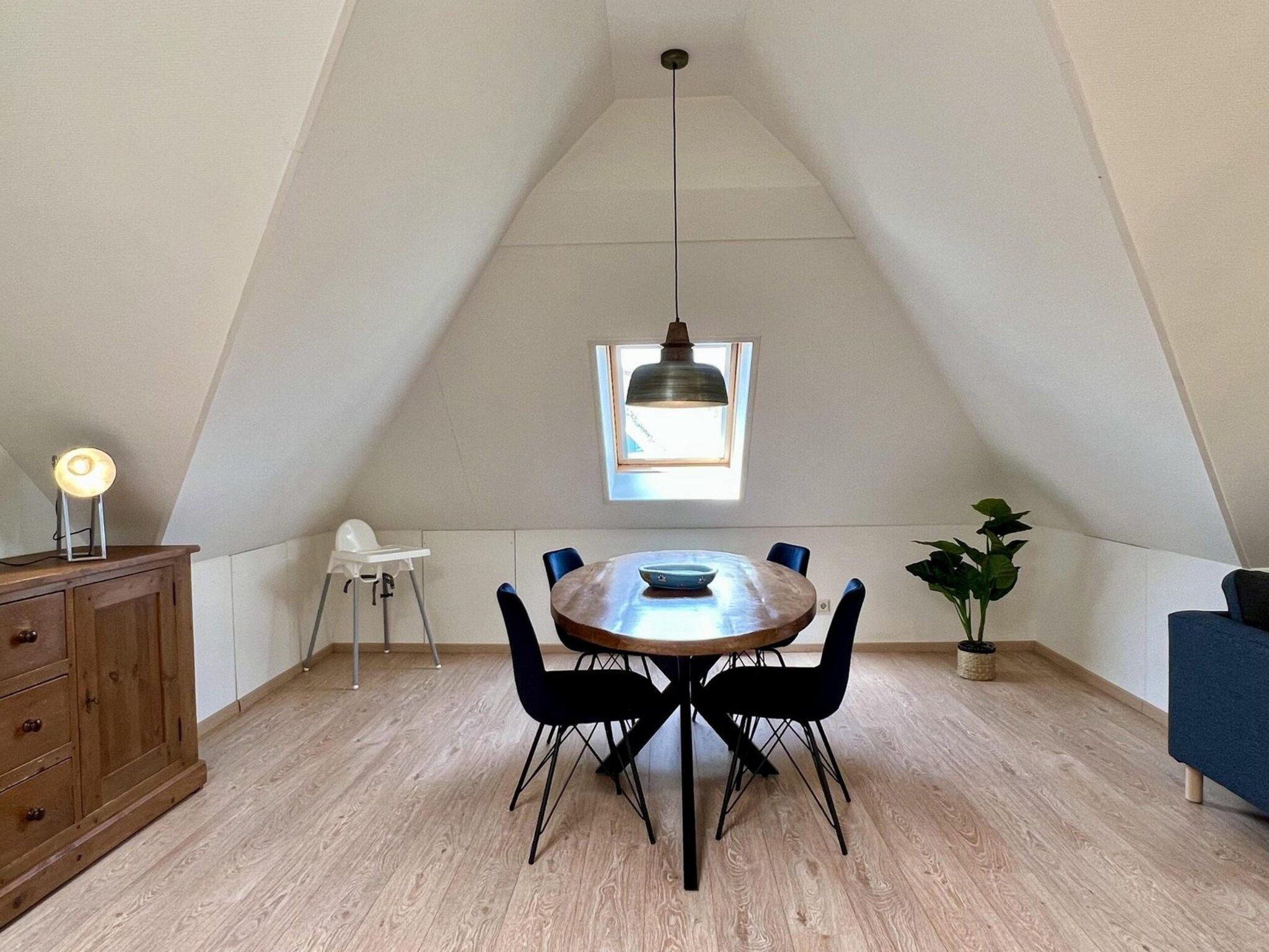 De eetkamer van Anzelhoef apartment West in Sint Maartenszee