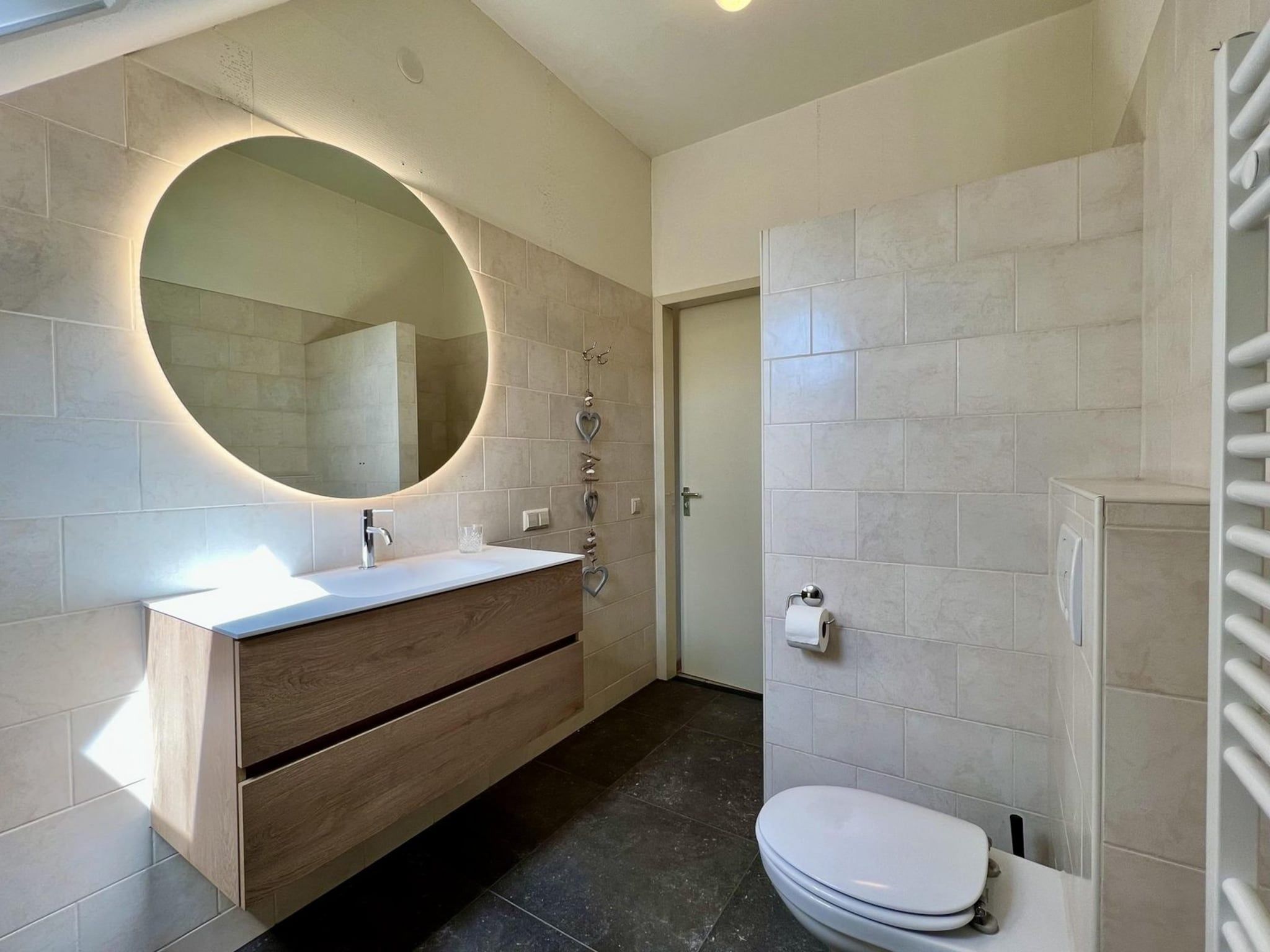 De badkamer van Anzelhoef apartment West in Sint Maartenszee