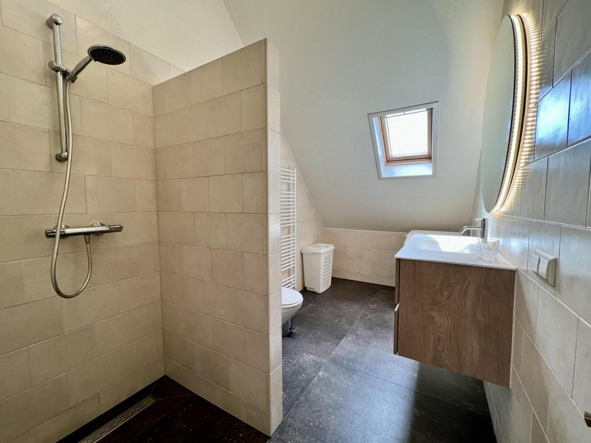 De badkamer van Anzelhoef apartment West in Sint Maartenszee