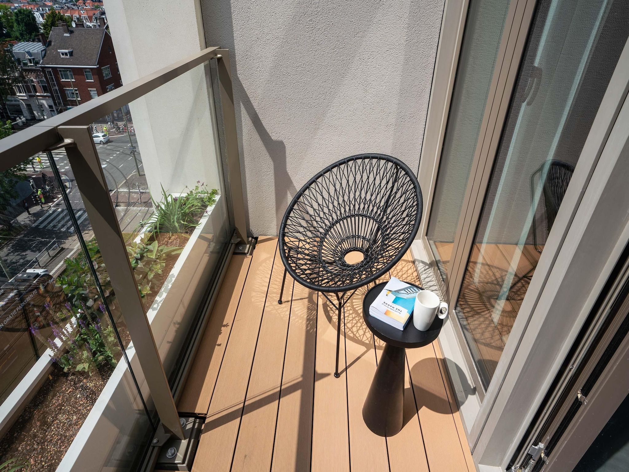 Het terras van Walden 4 in Den  Haag