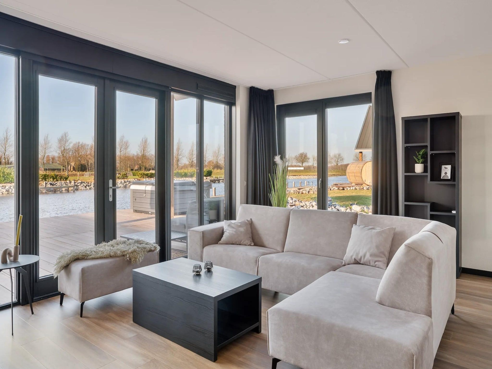 De woonkamer van Patrijs Wellness Plus 8 in Noardburgum