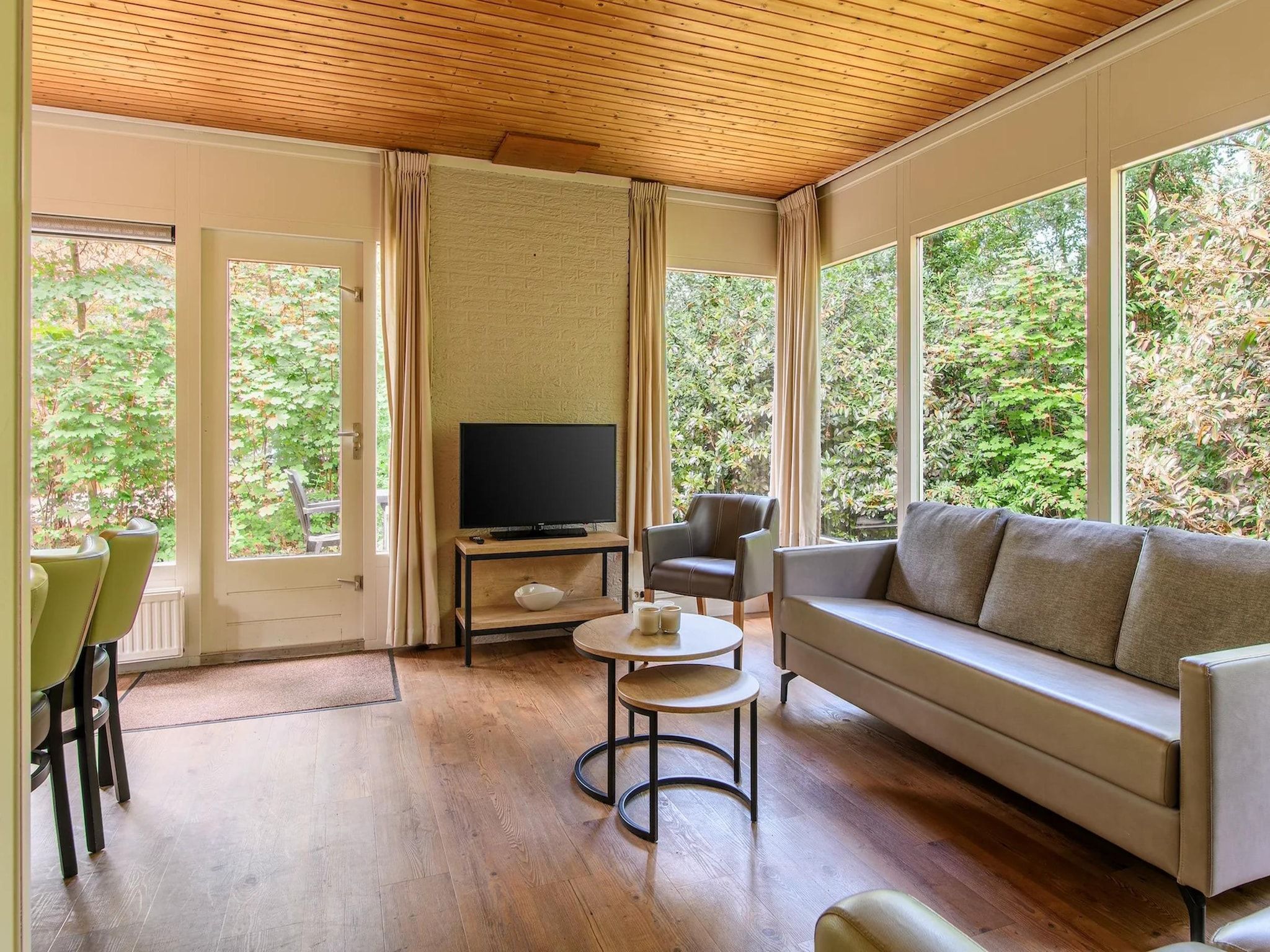 De woonkamer van Bungalow 6B1 in Putten