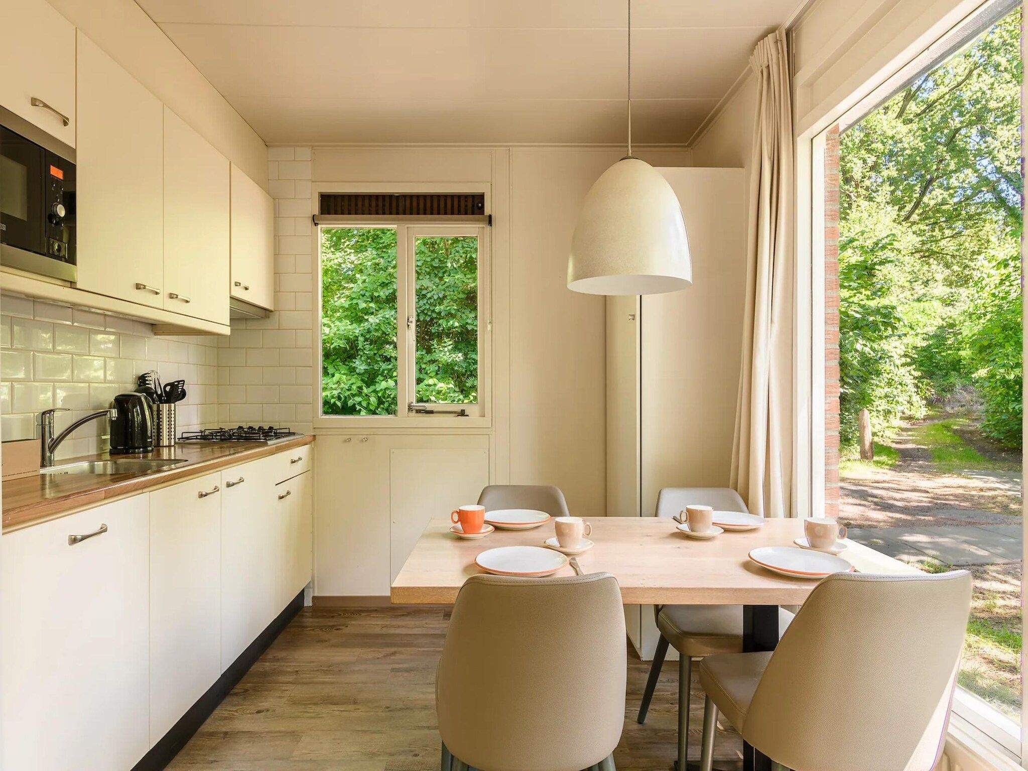 De eetkamer van Bungalow 4C3 in Putten
