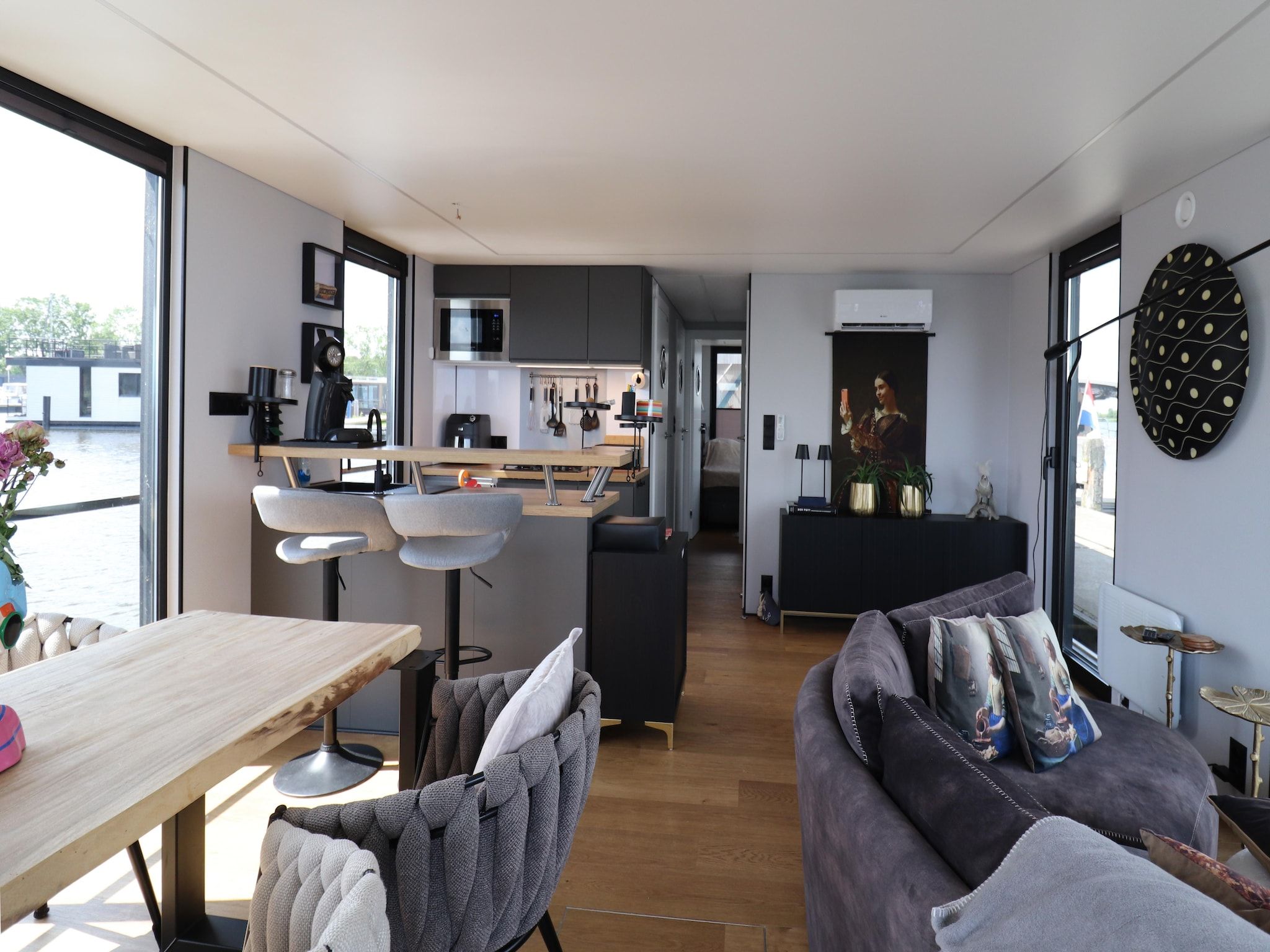 De woonkamer van Houseboat Kohlenpott in Offingawier