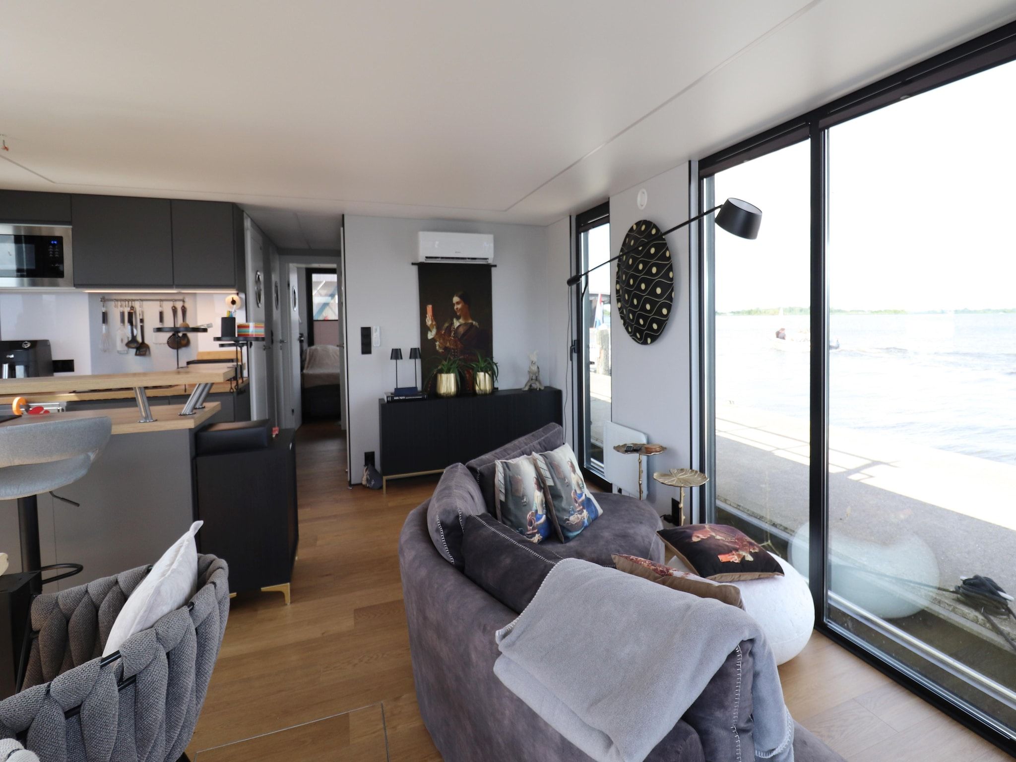 De woonkamer van Houseboat Kohlenpott in Offingawier