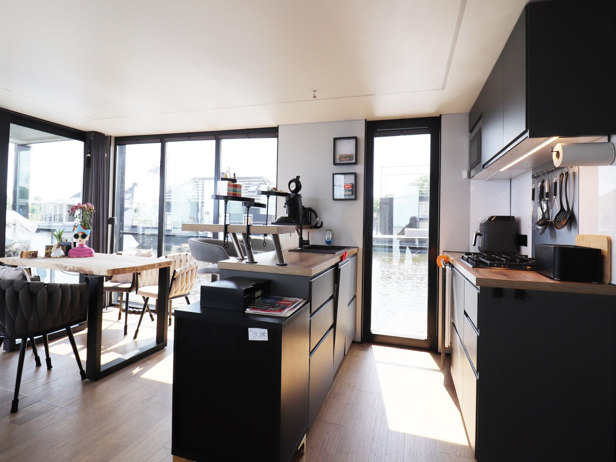 De keuken van Houseboat Kohlenpott in Offingawier