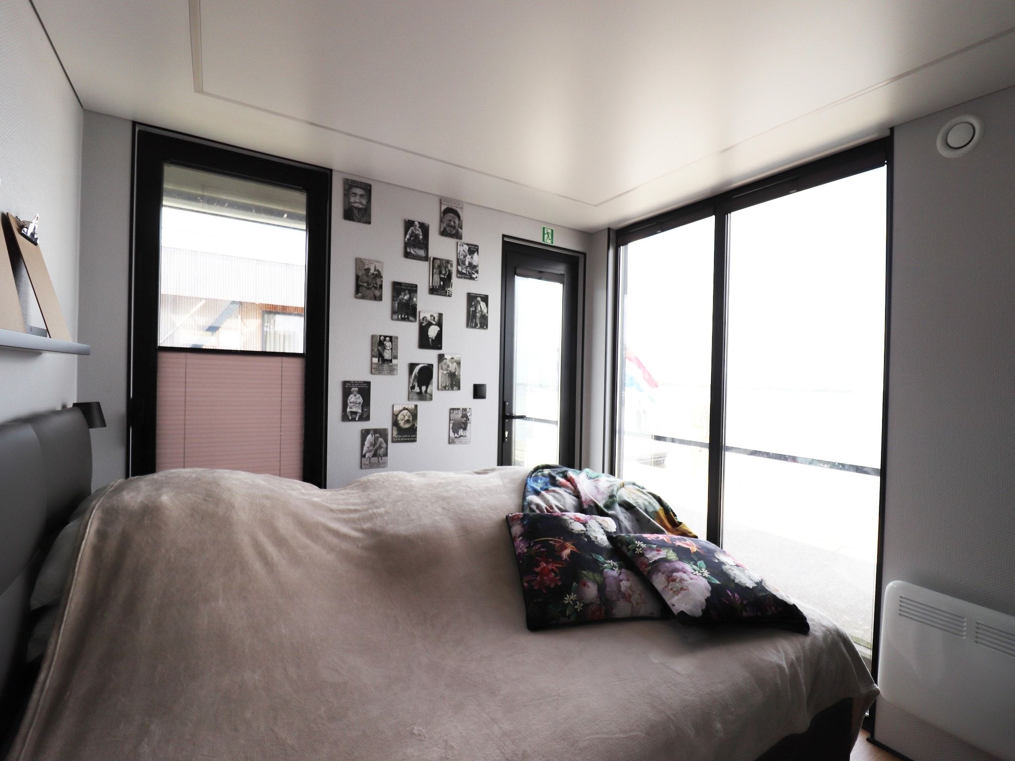 Een slaapkamer van Houseboat Kohlenpott in Offingawier