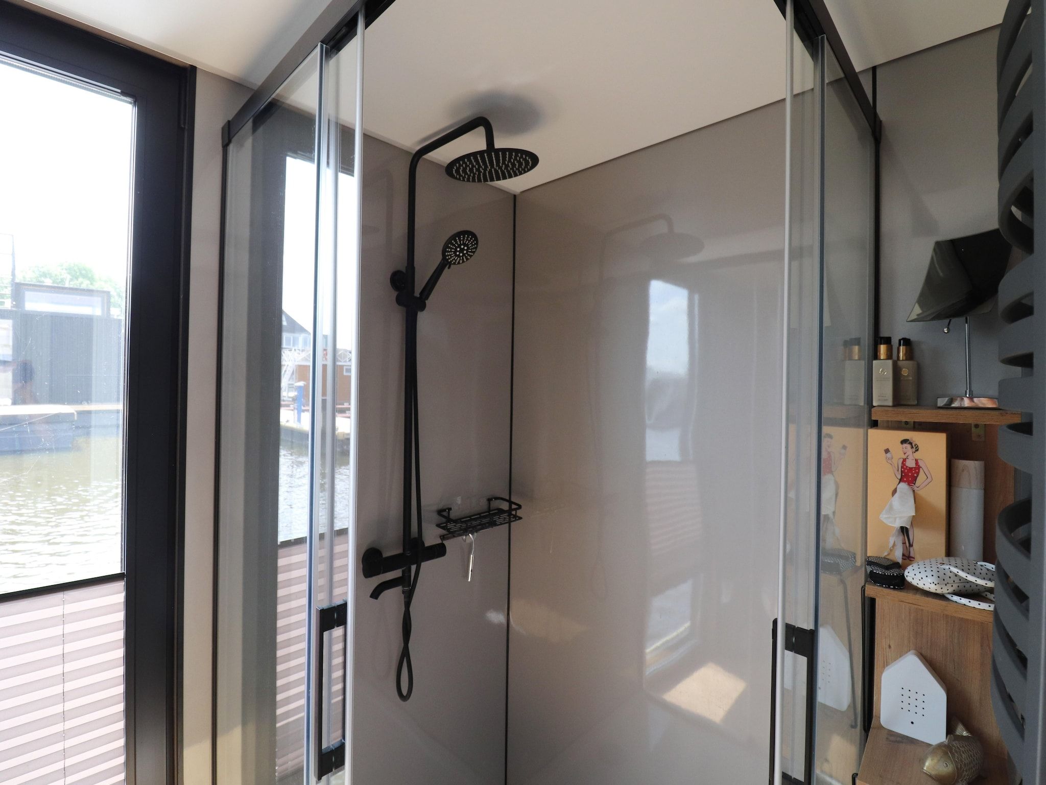 De badkamer van Houseboat Kohlenpott in Offingawier