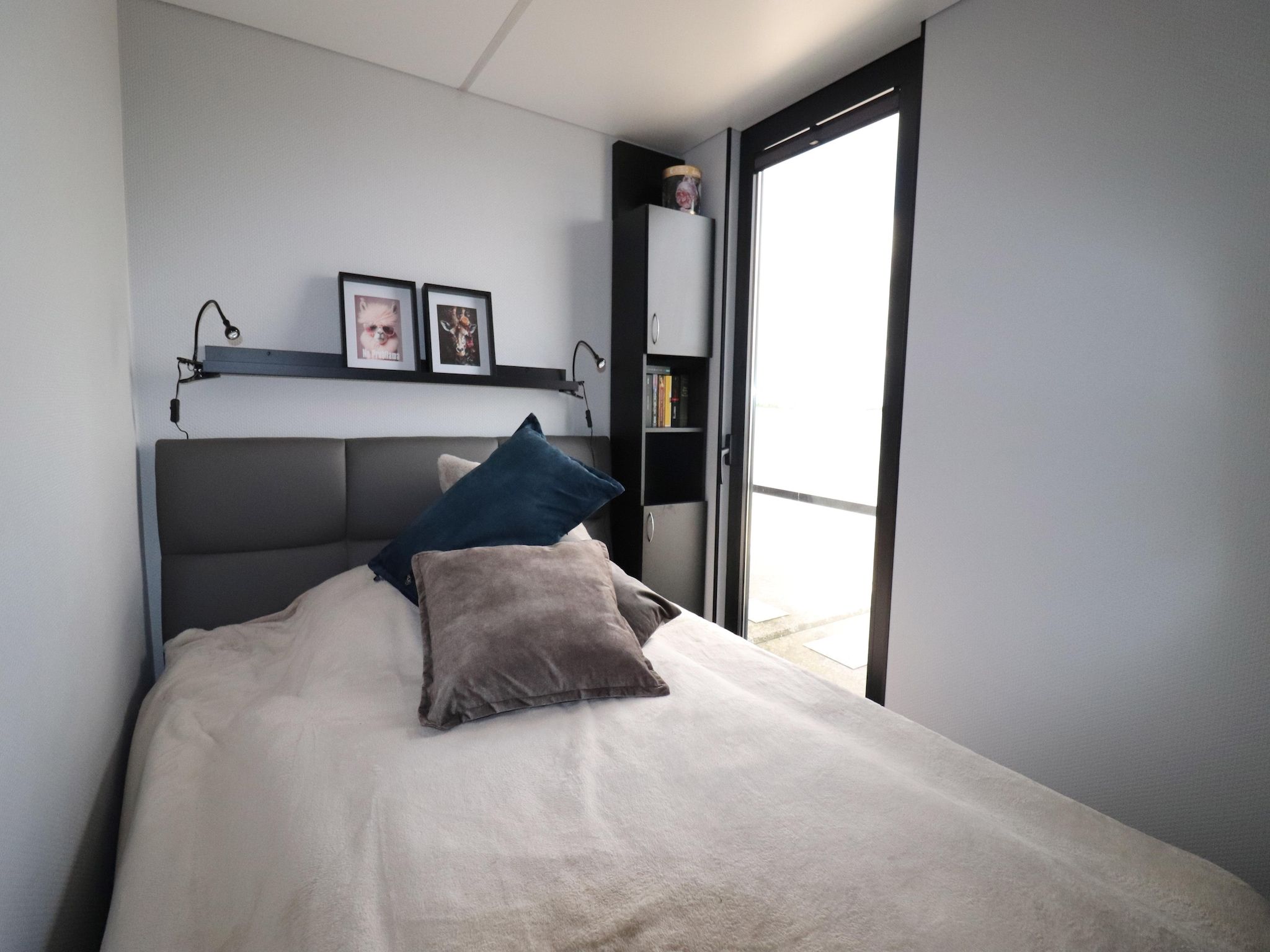 Een slaapkamer van Houseboat Kohlenpott in Offingawier