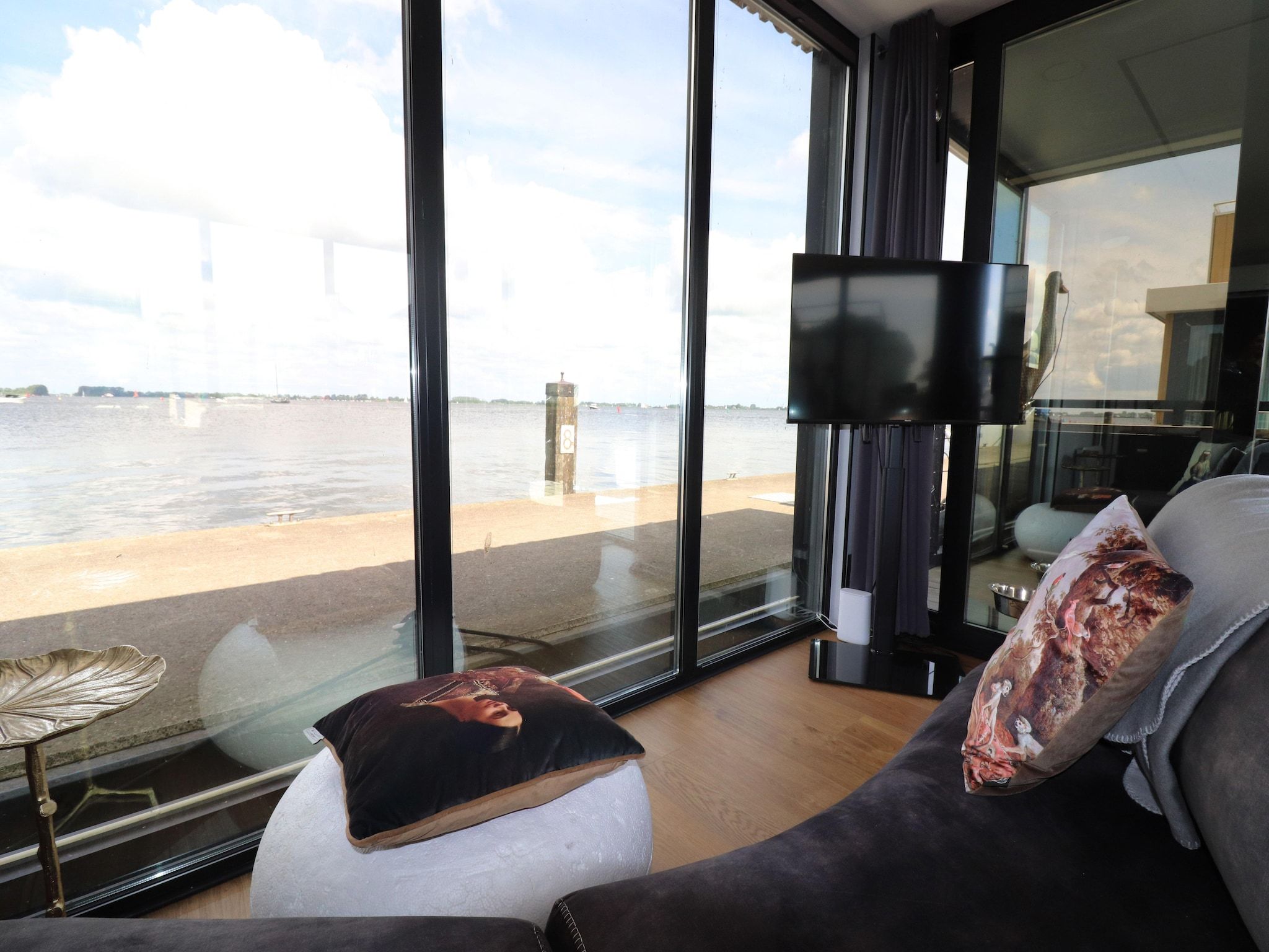 Het uitzicht vanaf Houseboat Kohlenpott in Offingawier