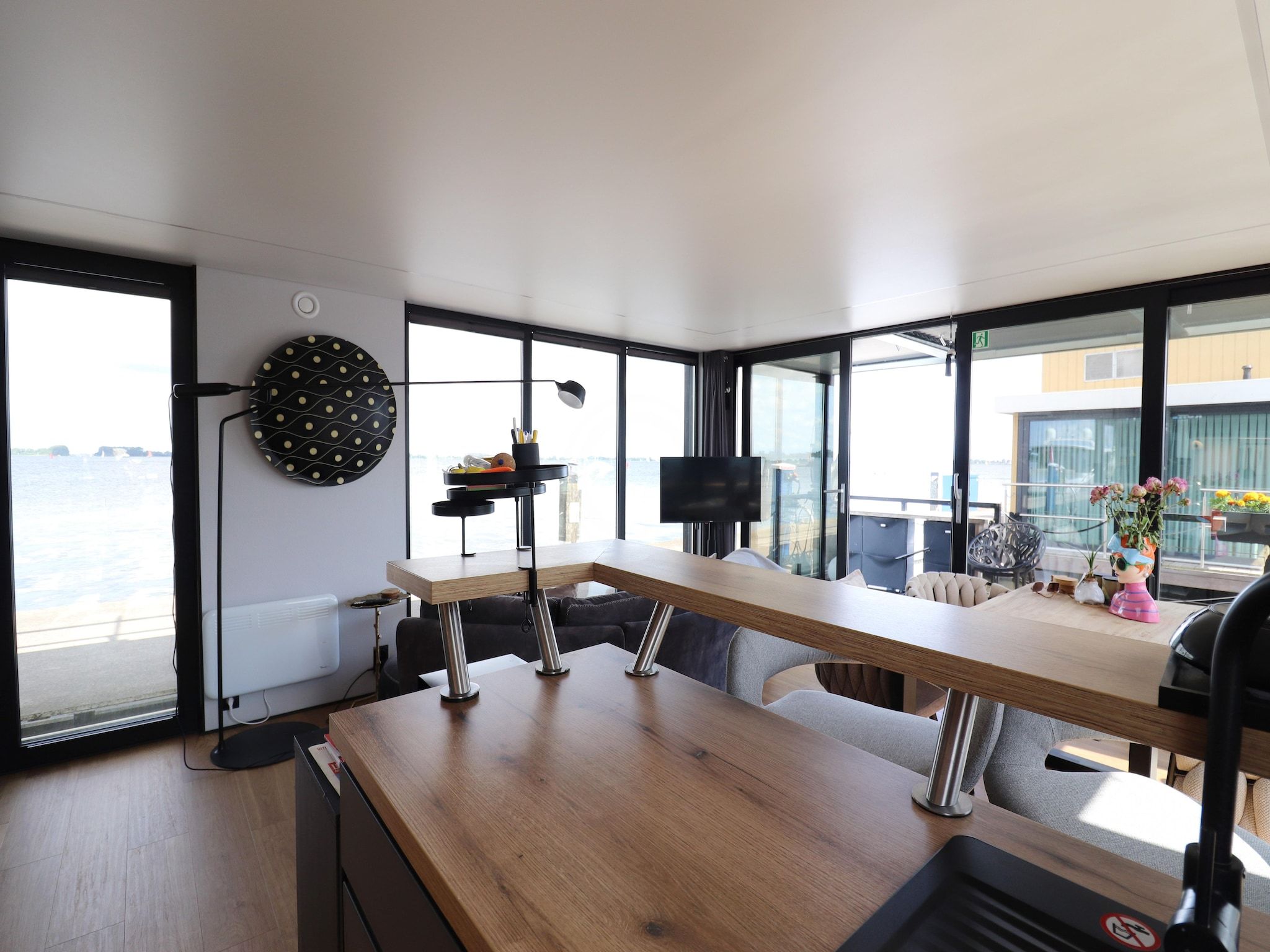 De woonkamer van Houseboat Kohlenpott in Offingawier