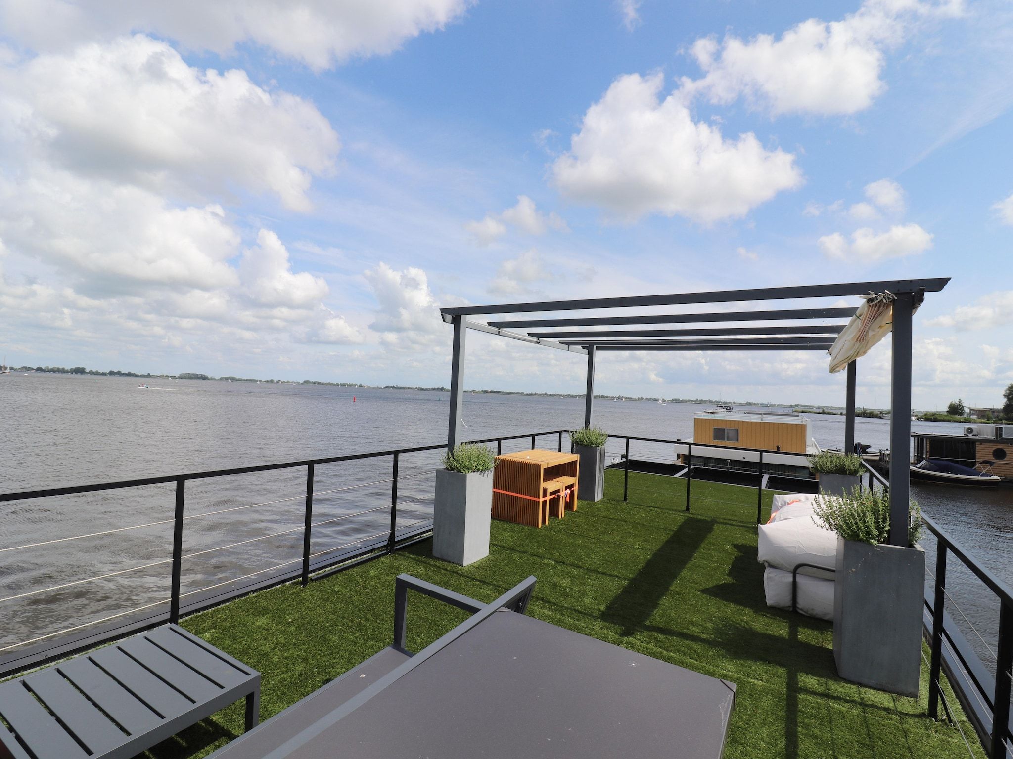 Het terras van Houseboat Kohlenpott in Offingawier