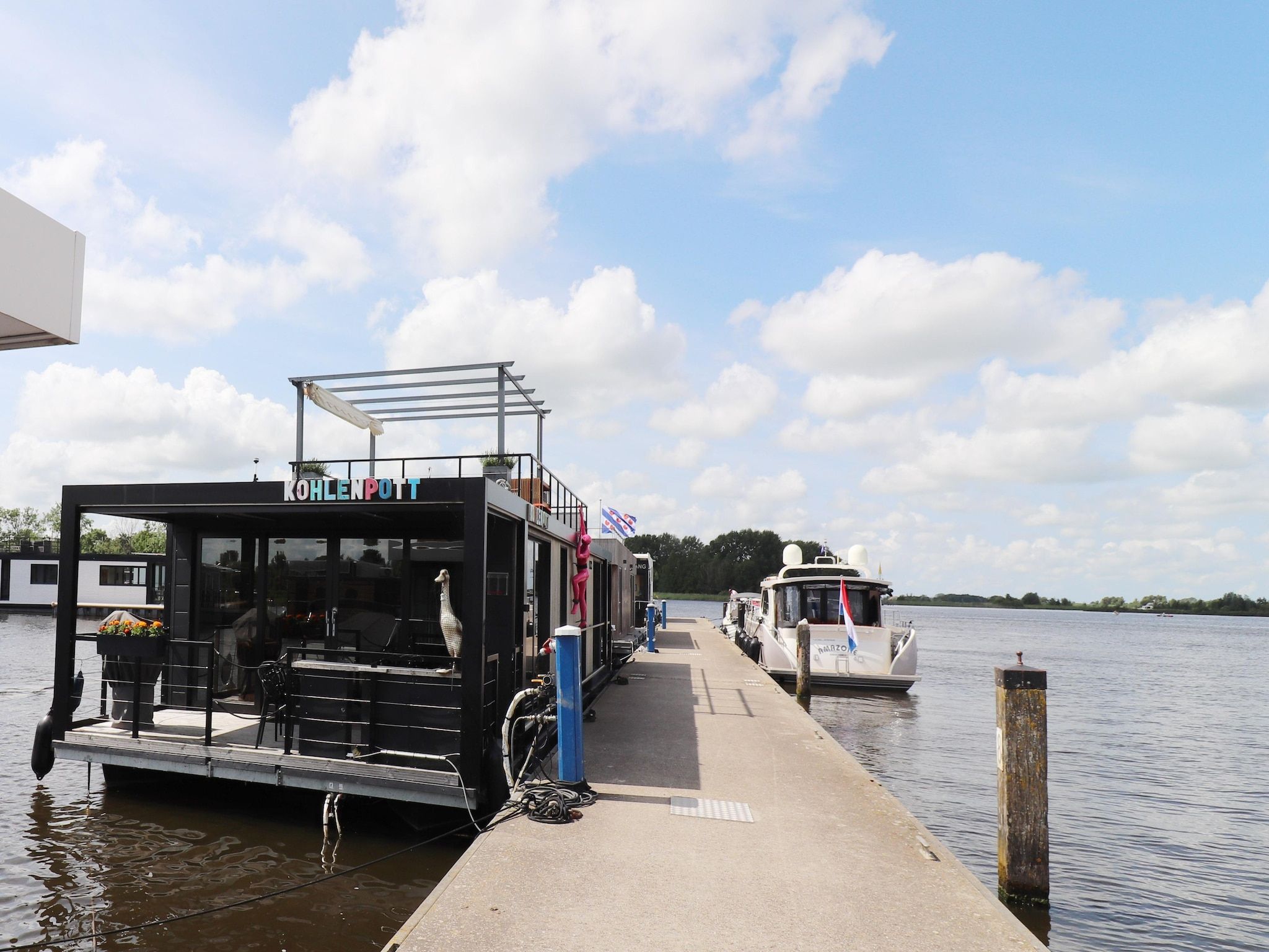 De buitenkant van Houseboat Kohlenpott in Offingawier