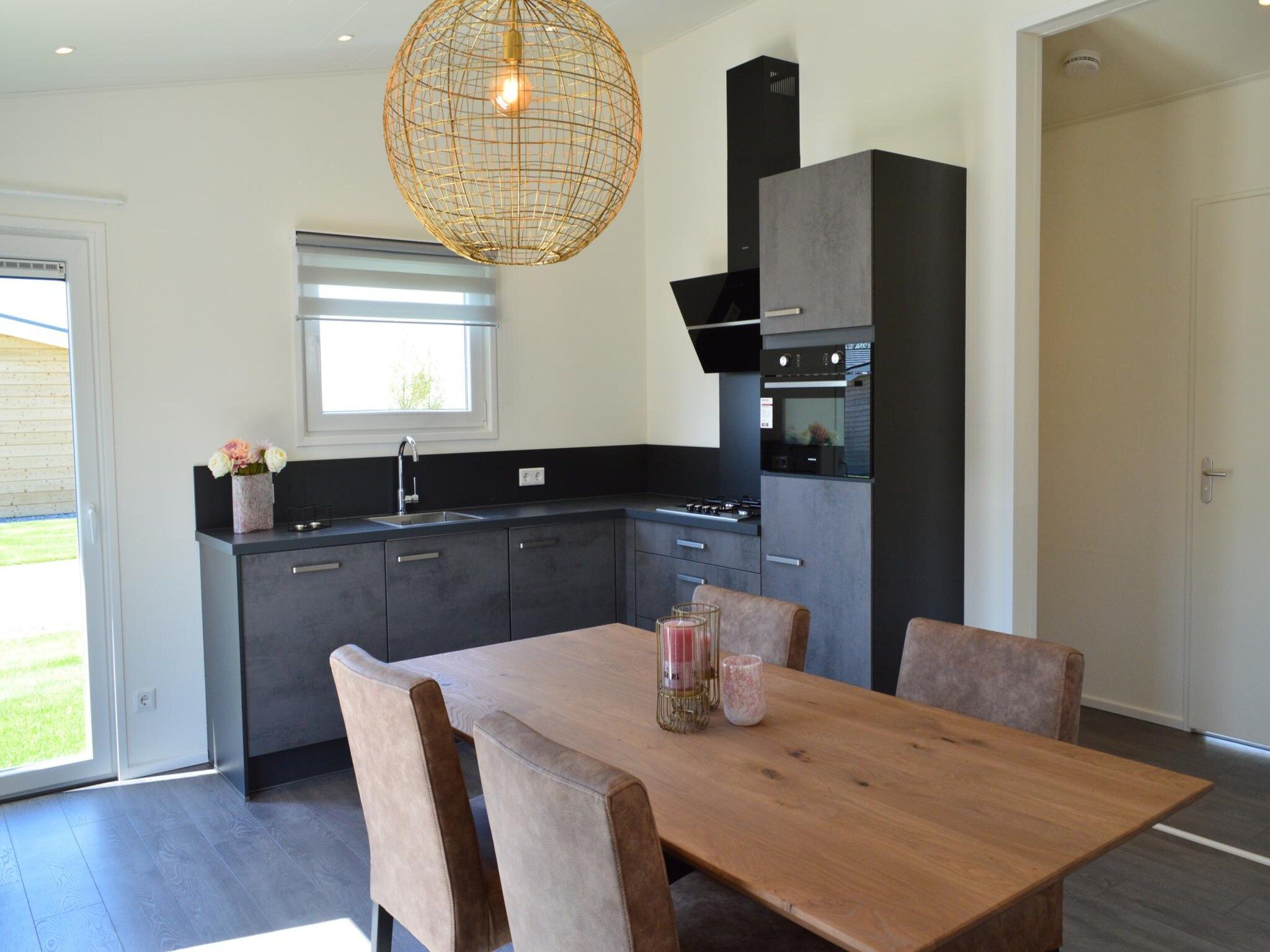 De keuken van Schaelsbergerbosch - 2 Bathrooms, Fireplace & Garden Shed in Bemelen