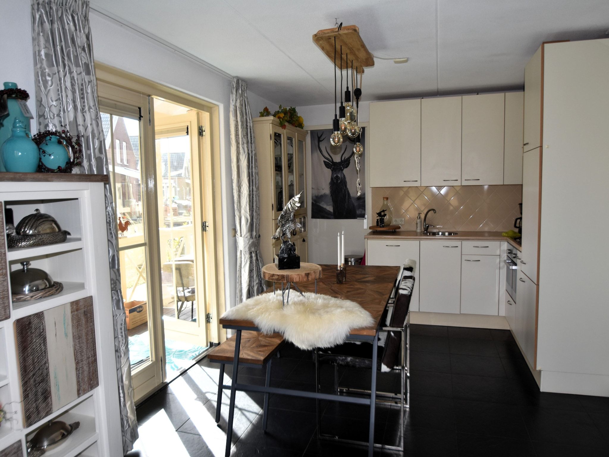 De eetkamer van Watervilla 51 in Simonshaven