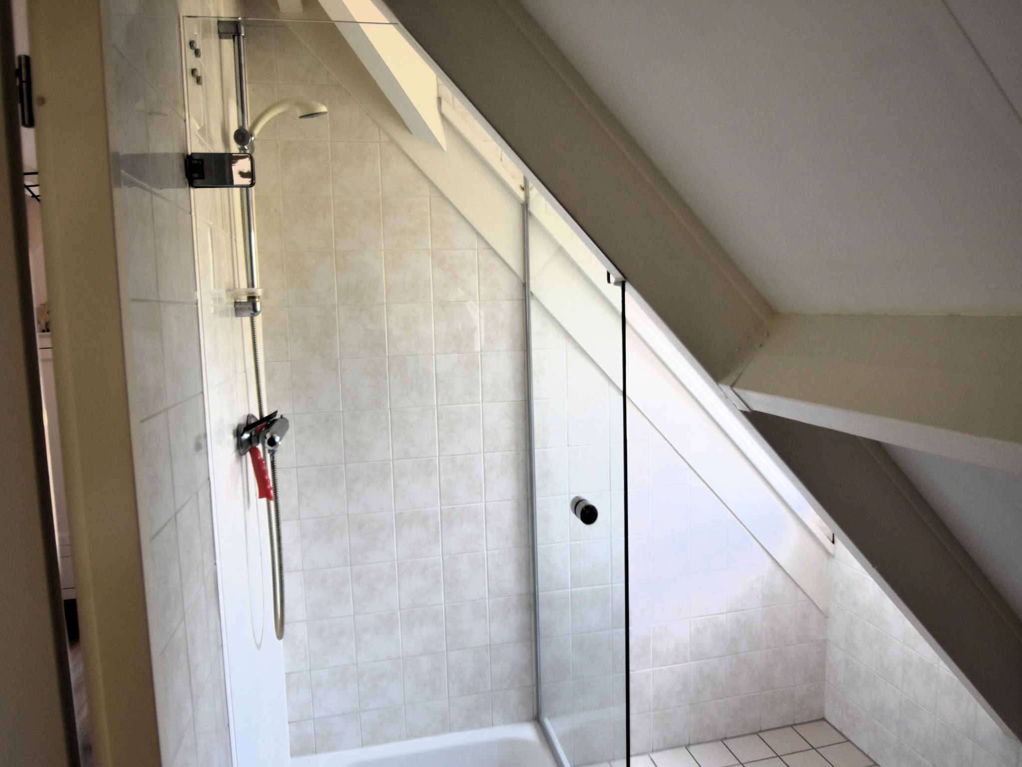 De badkamer van Watervilla 51 in Simonshaven