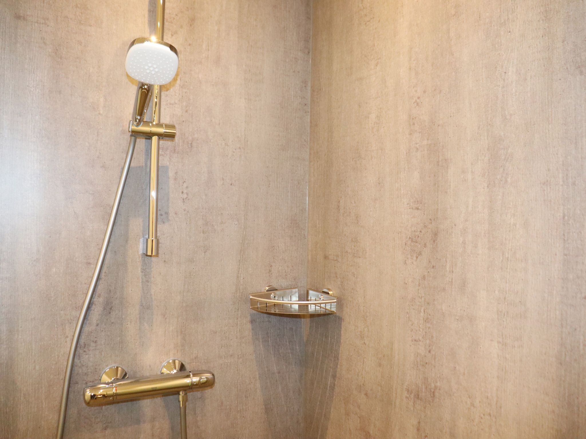 De badkamer van Berkenhof appartment in Workum