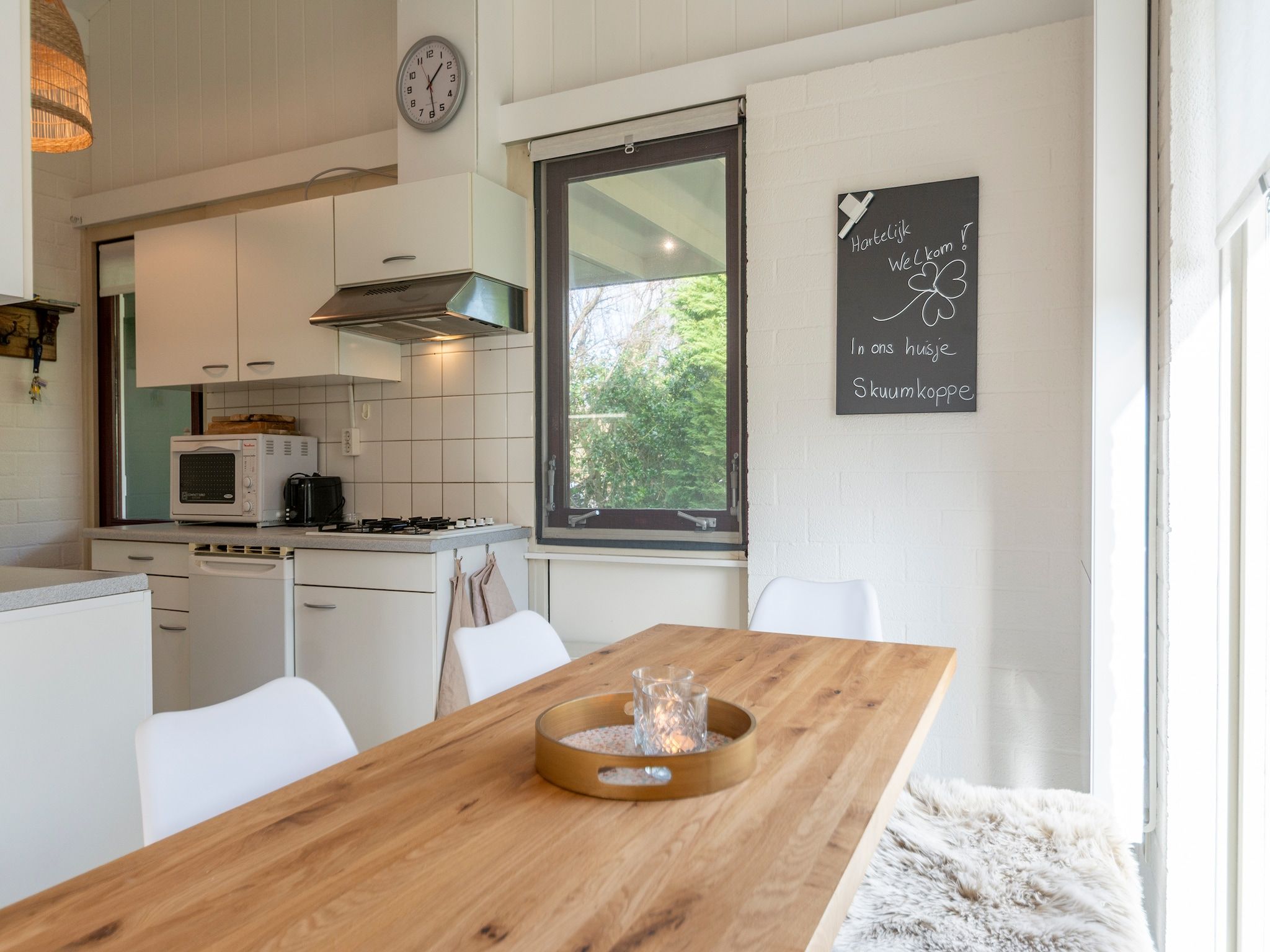 De eetkamer van Watersnip 57 "Huis Skuumkoppe" in Petten