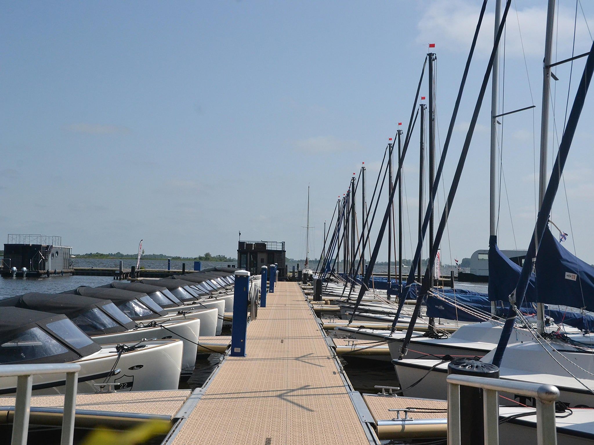 Het uitzicht vanaf RiggelBrug Sneekermeer in Offingawier