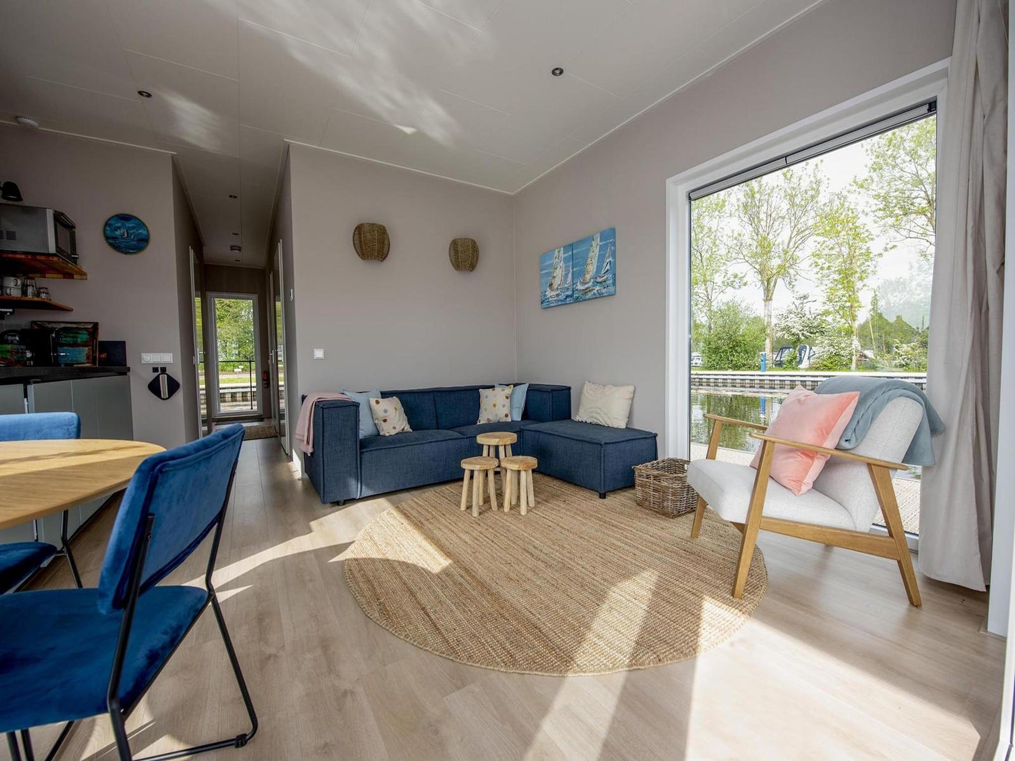 De woonkamer van RiggelBrug Sneekermeer in Offingawier