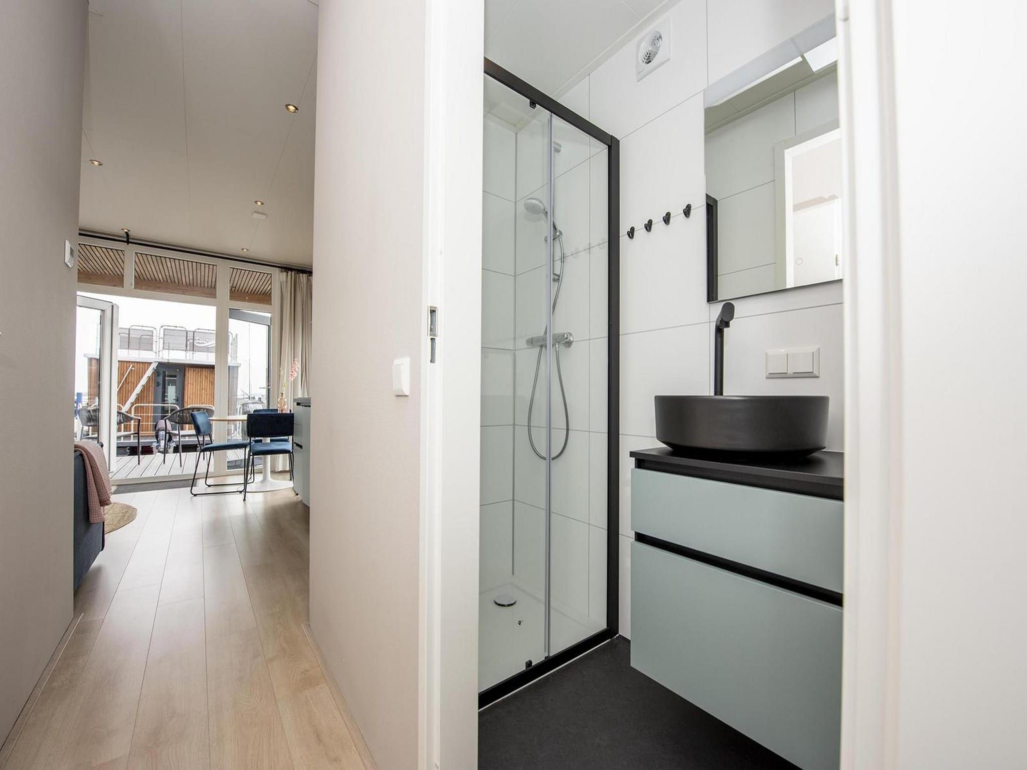 De badkamer van RiggelBrug Sneekermeer in Offingawier