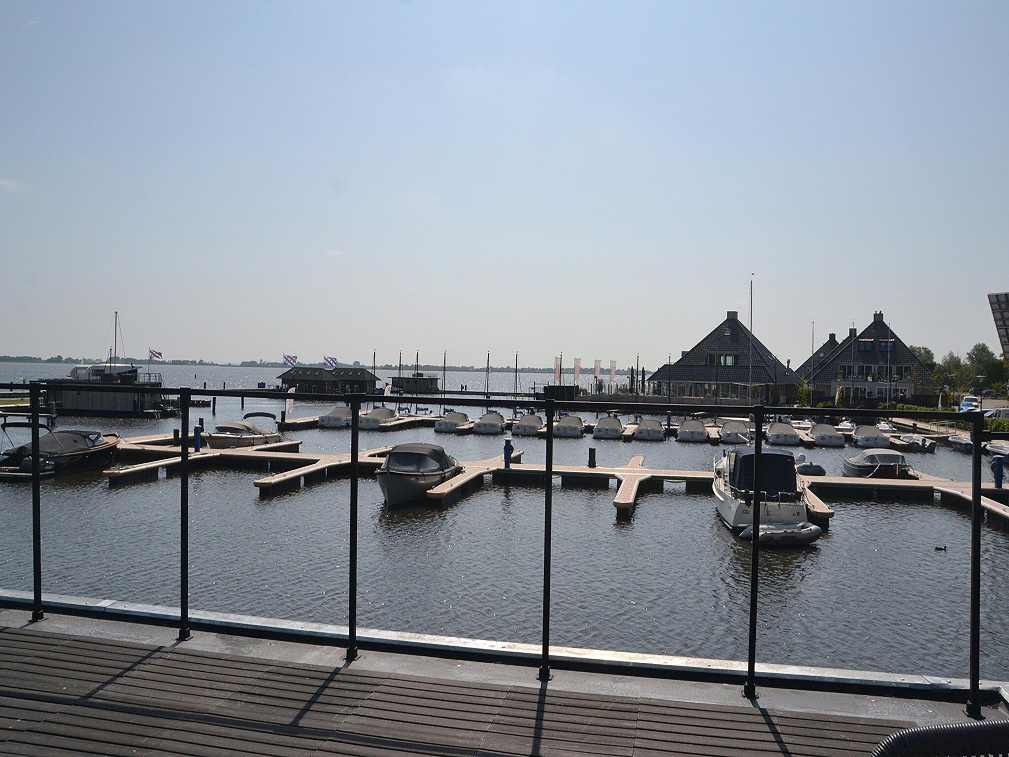 Het uitzicht vanaf RiggelBrug Sneekermeer in Offingawier