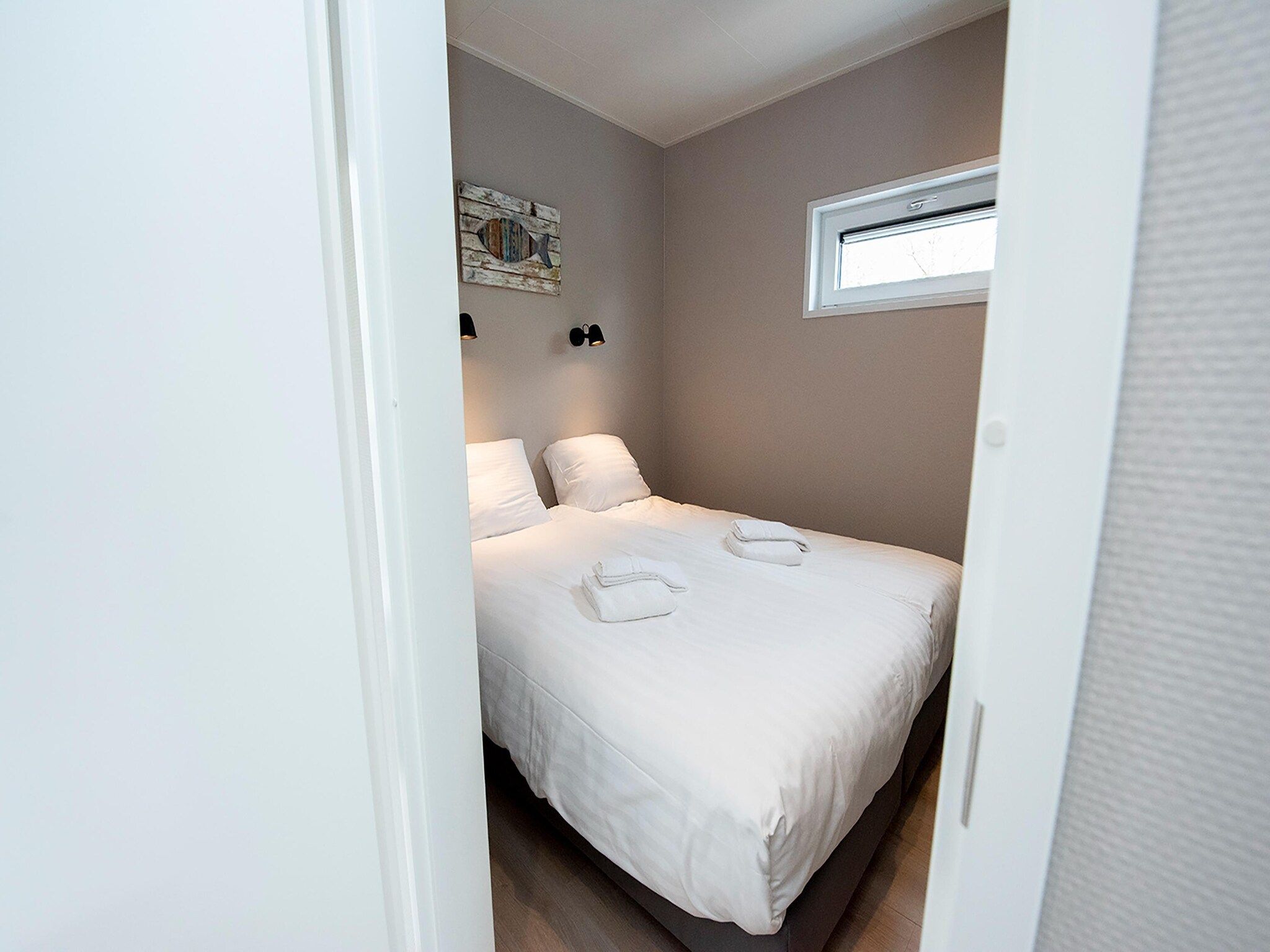 Een slaapkamer van RiggelBrug Sneekermeer in Offingawier