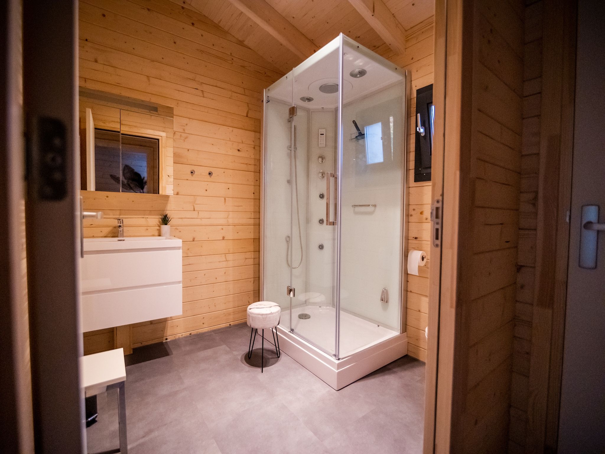 De badkamer van 4-persoons wellness lodge in Markelo