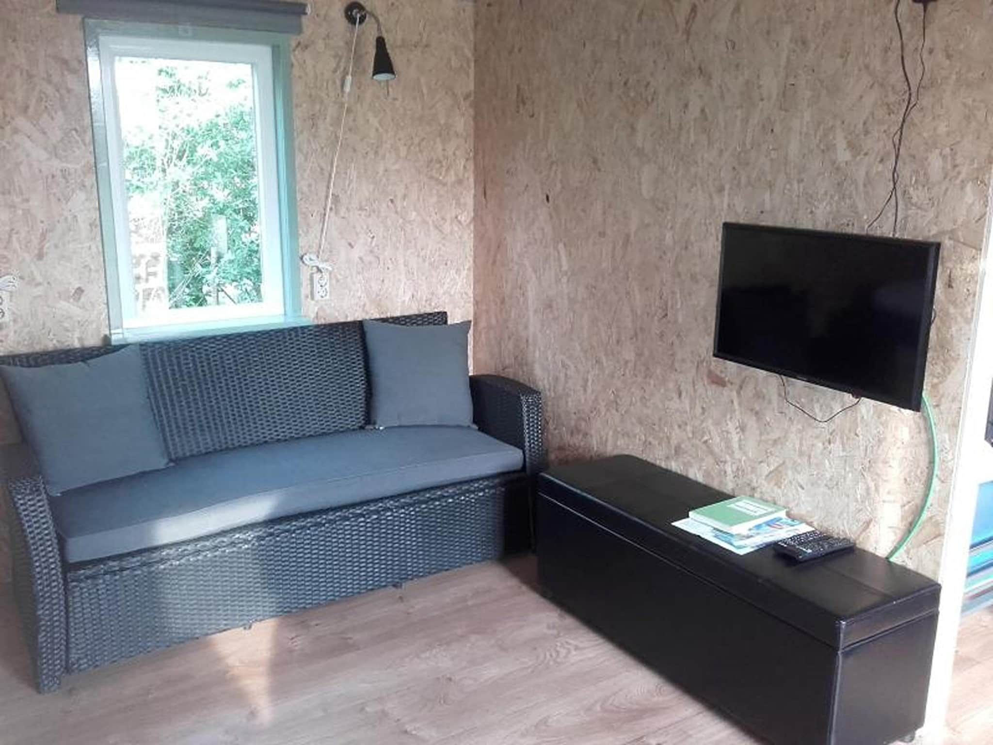 De woonkamer van Cosy cabin 2 in Heeg
