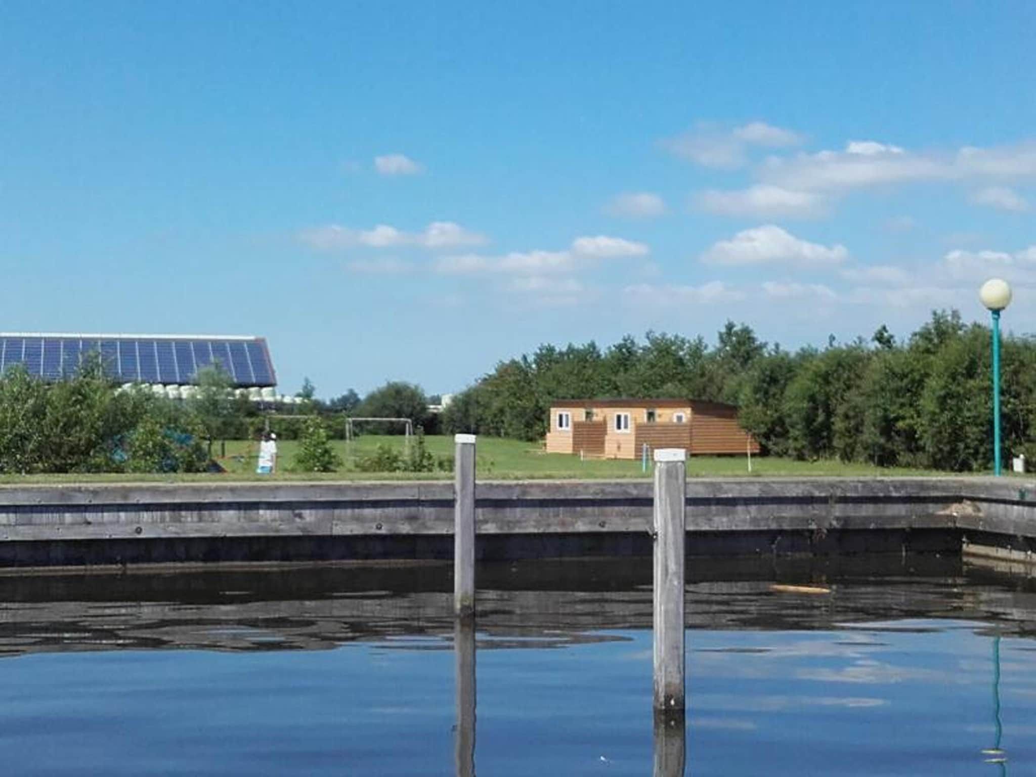 De buitenkant van Cosy cabin 2 in Heeg