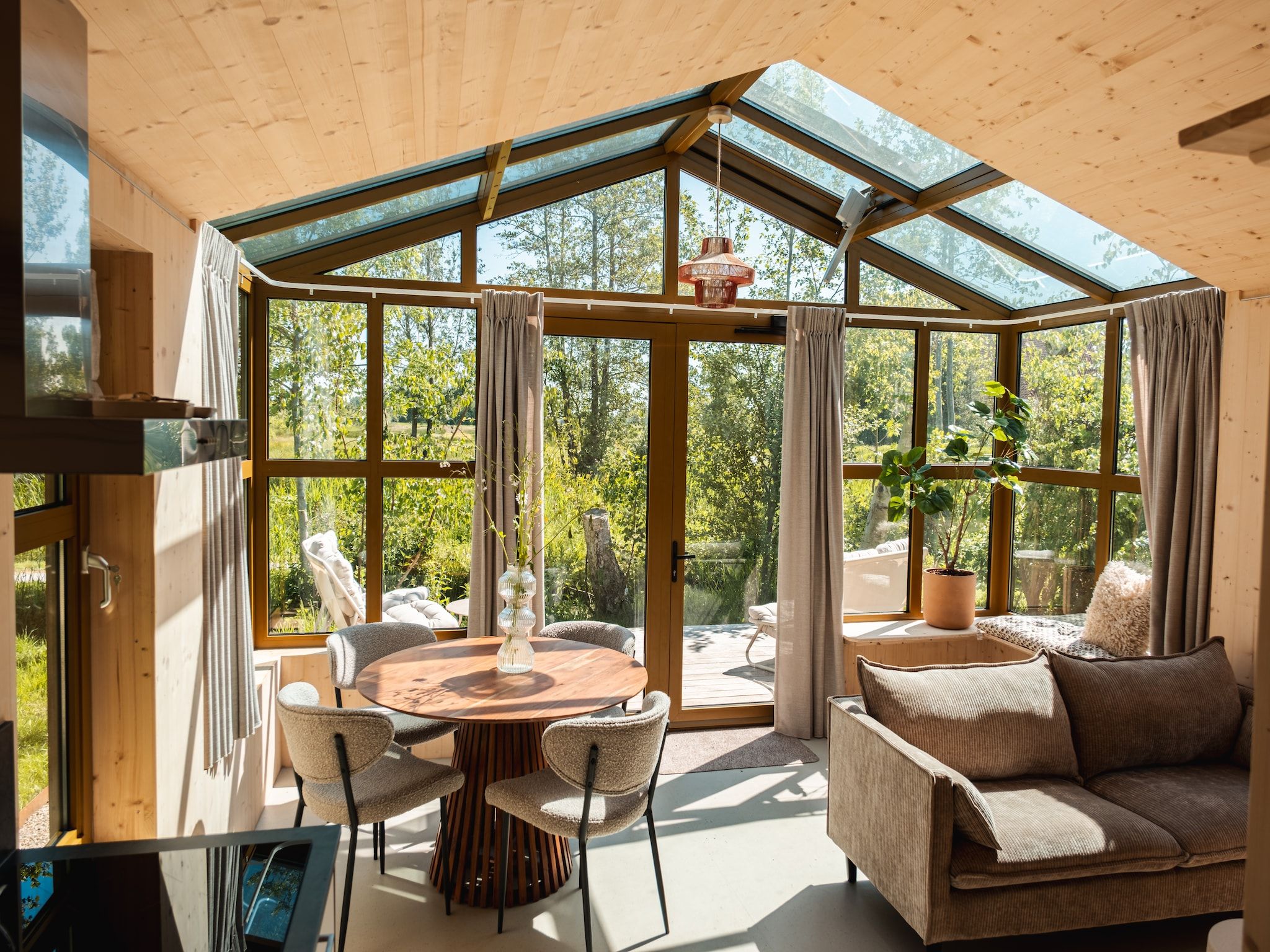 De eetkamer van Large Green House 4 persoons in Scherpenzeel (FR)