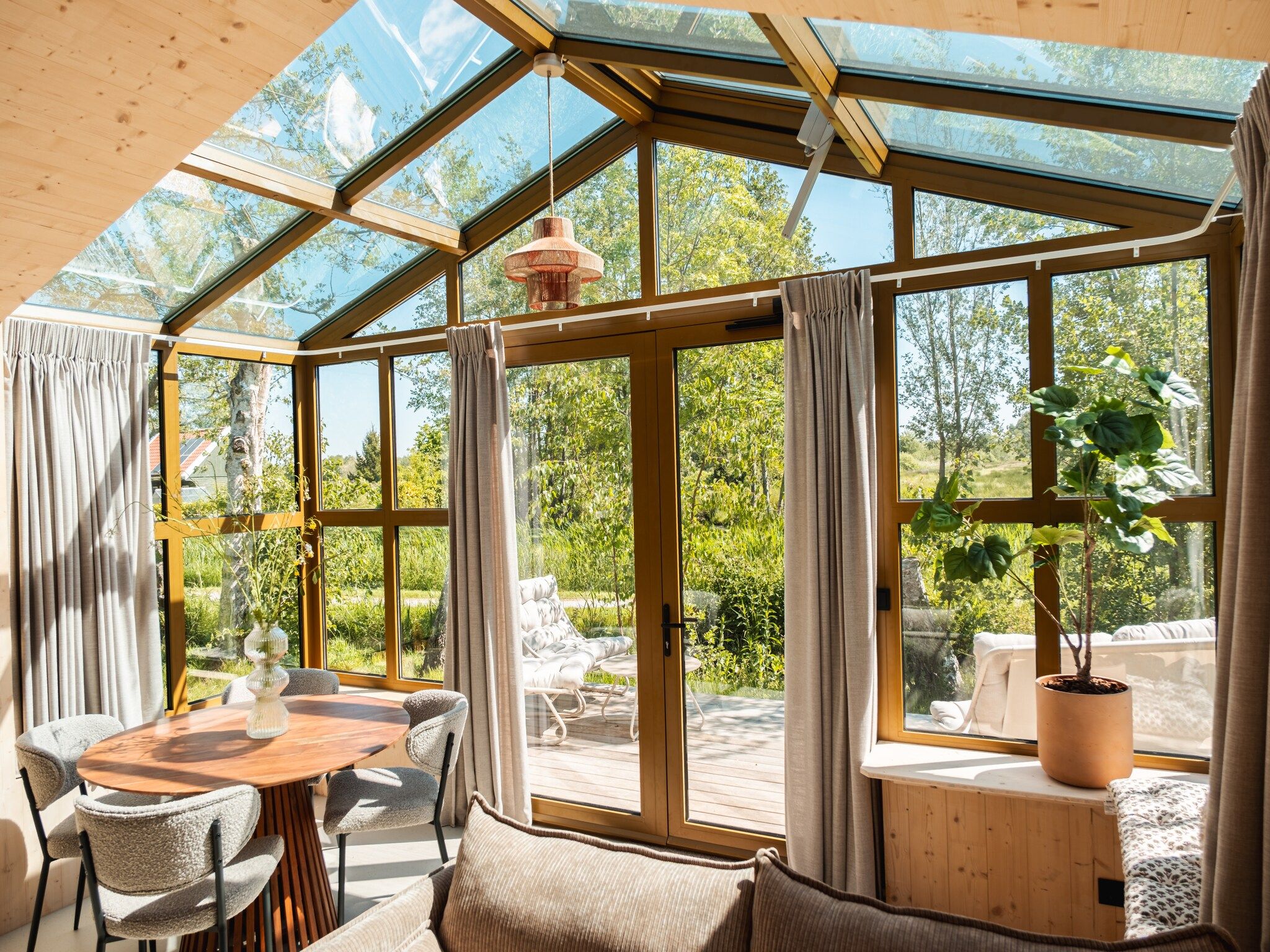 De eetkamer van Large Green House 4 persoons in Scherpenzeel (FR)