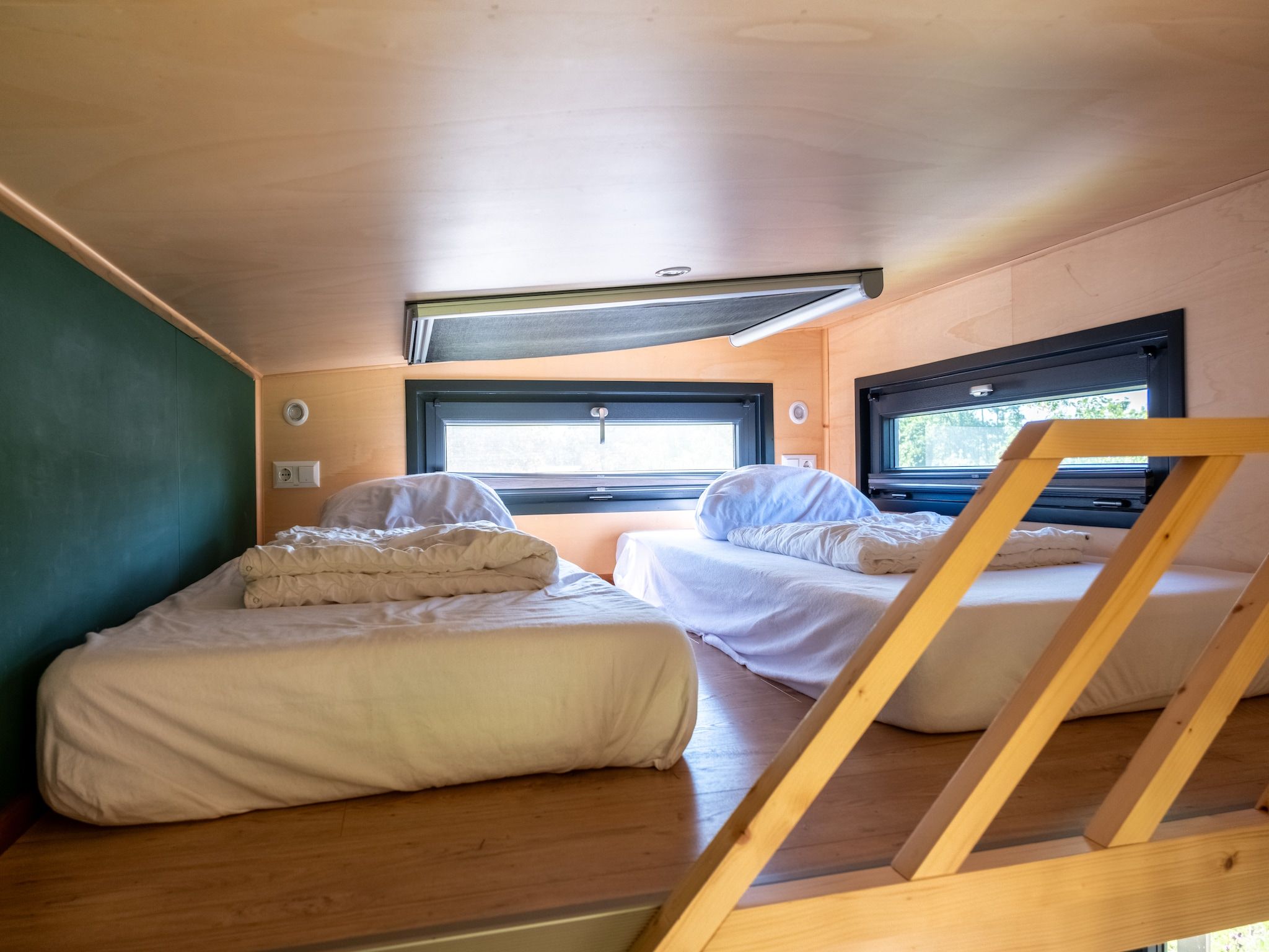 Een slaapkamer van Groepsaccommodatie voor 20 personen + 5 Tiny Greenhouses voor 2 tot 4 personen in Scherpenzeel (FR)