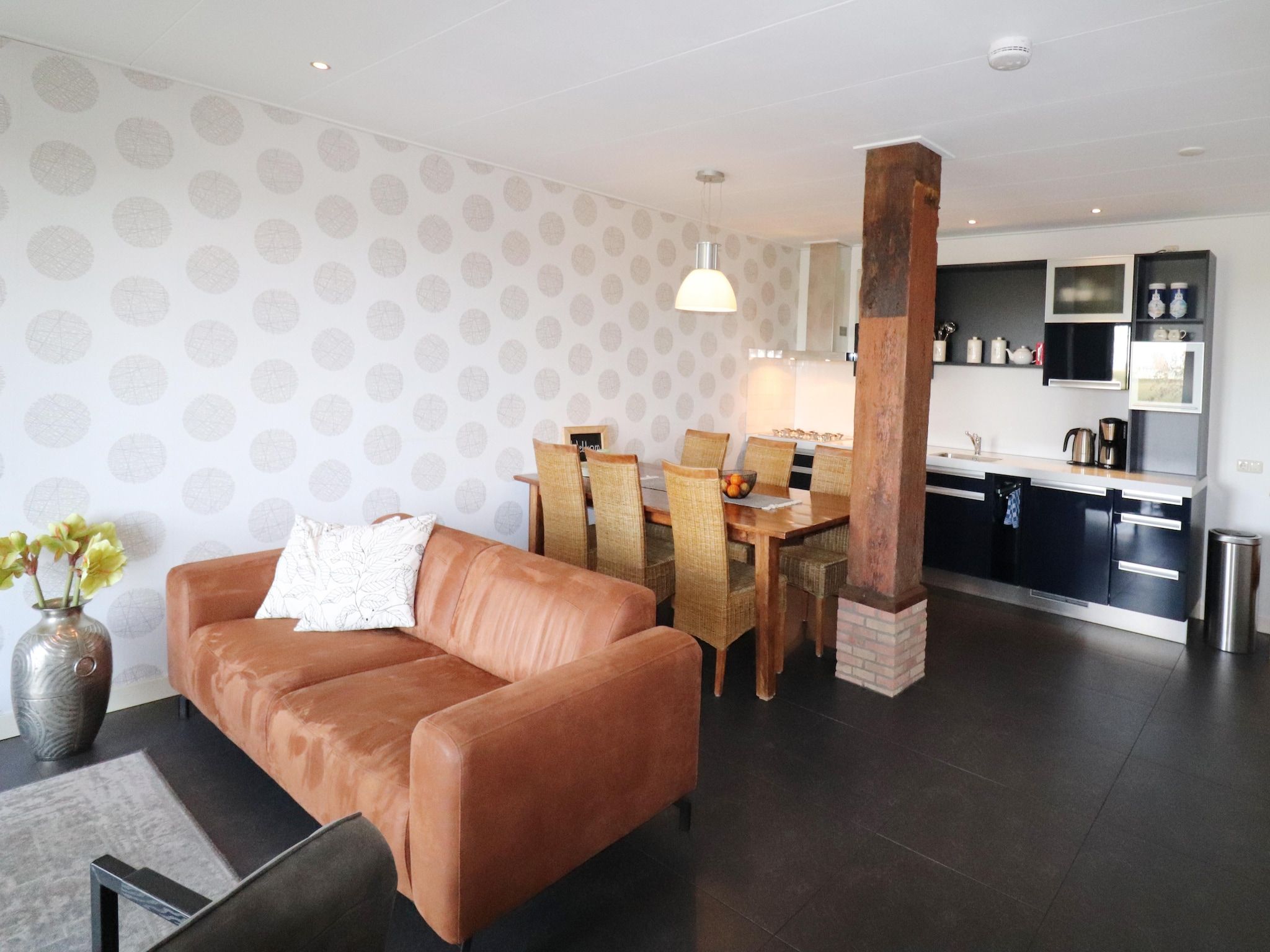 De woonkamer van Berkenhof 8 personen in Workum