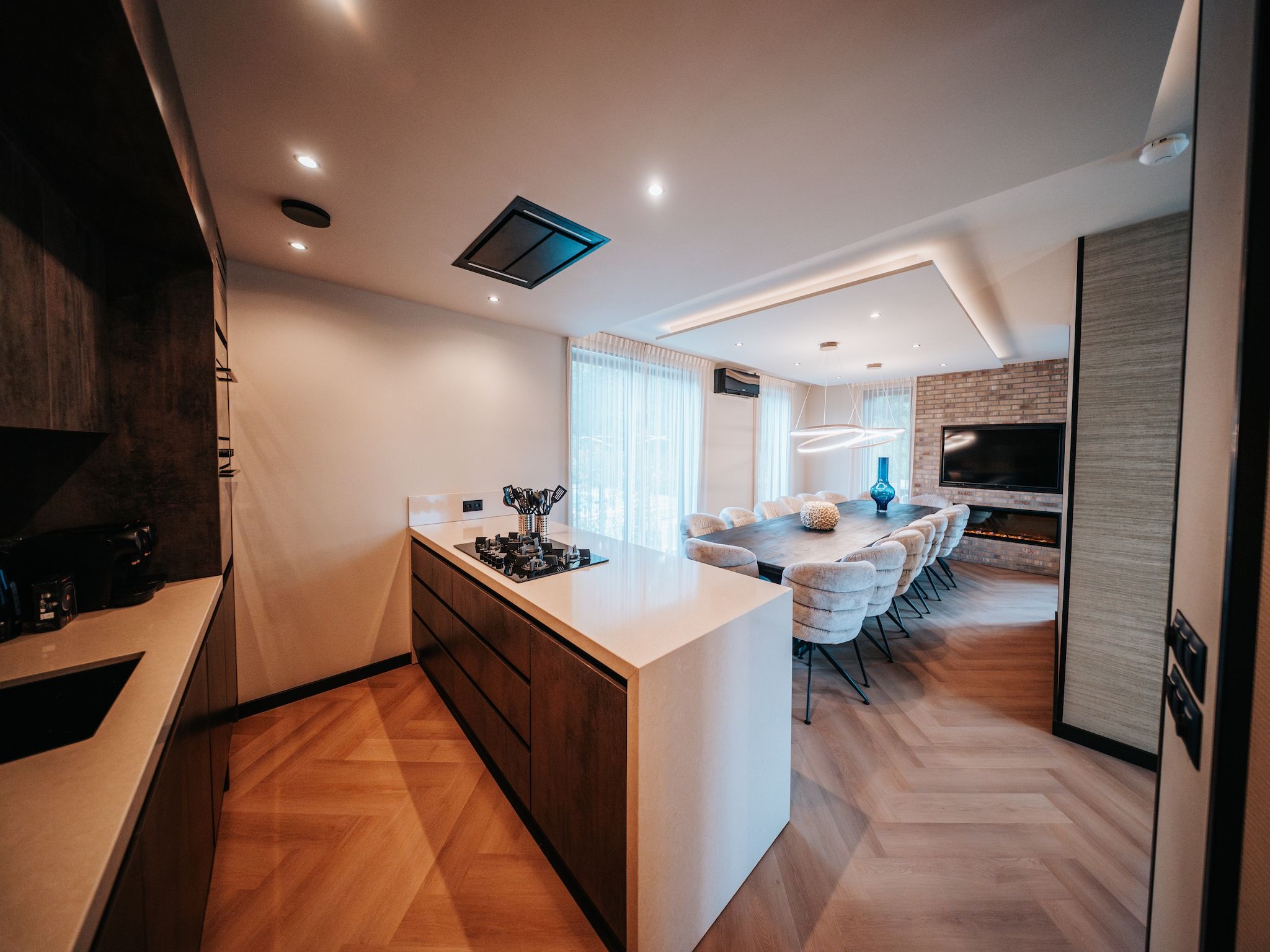 De keuken van Villa Watergloed | 16 personen in Waarland