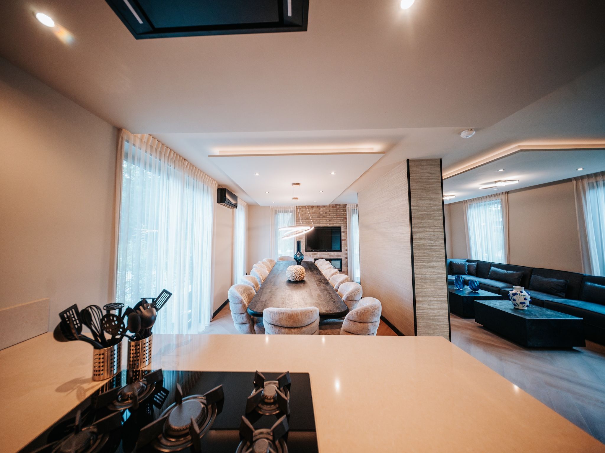 De eetkamer van Villa Watergloed | 16 personen in Waarland