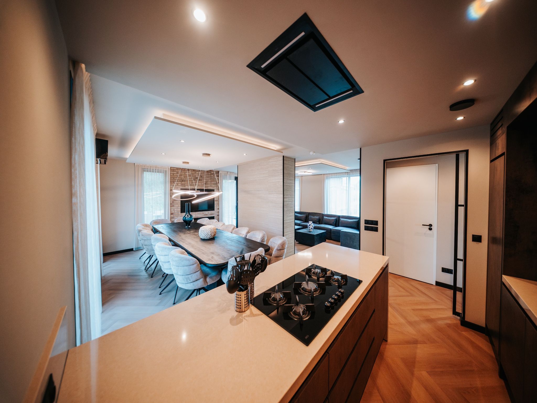 De keuken van Villa Watergloed | 16 personen in Waarland