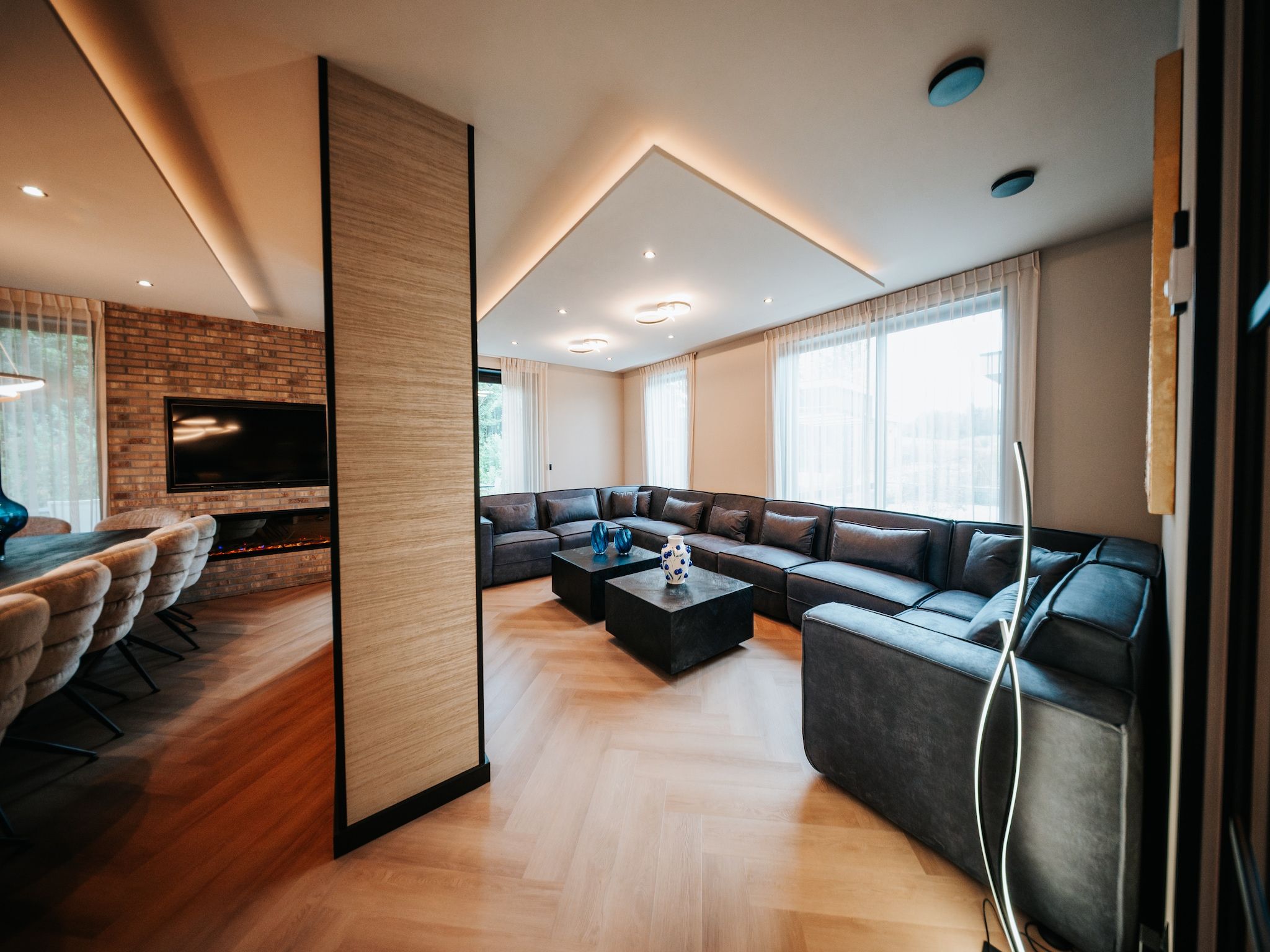 De woonkamer van Villa Watergloed | 16 personen in Waarland