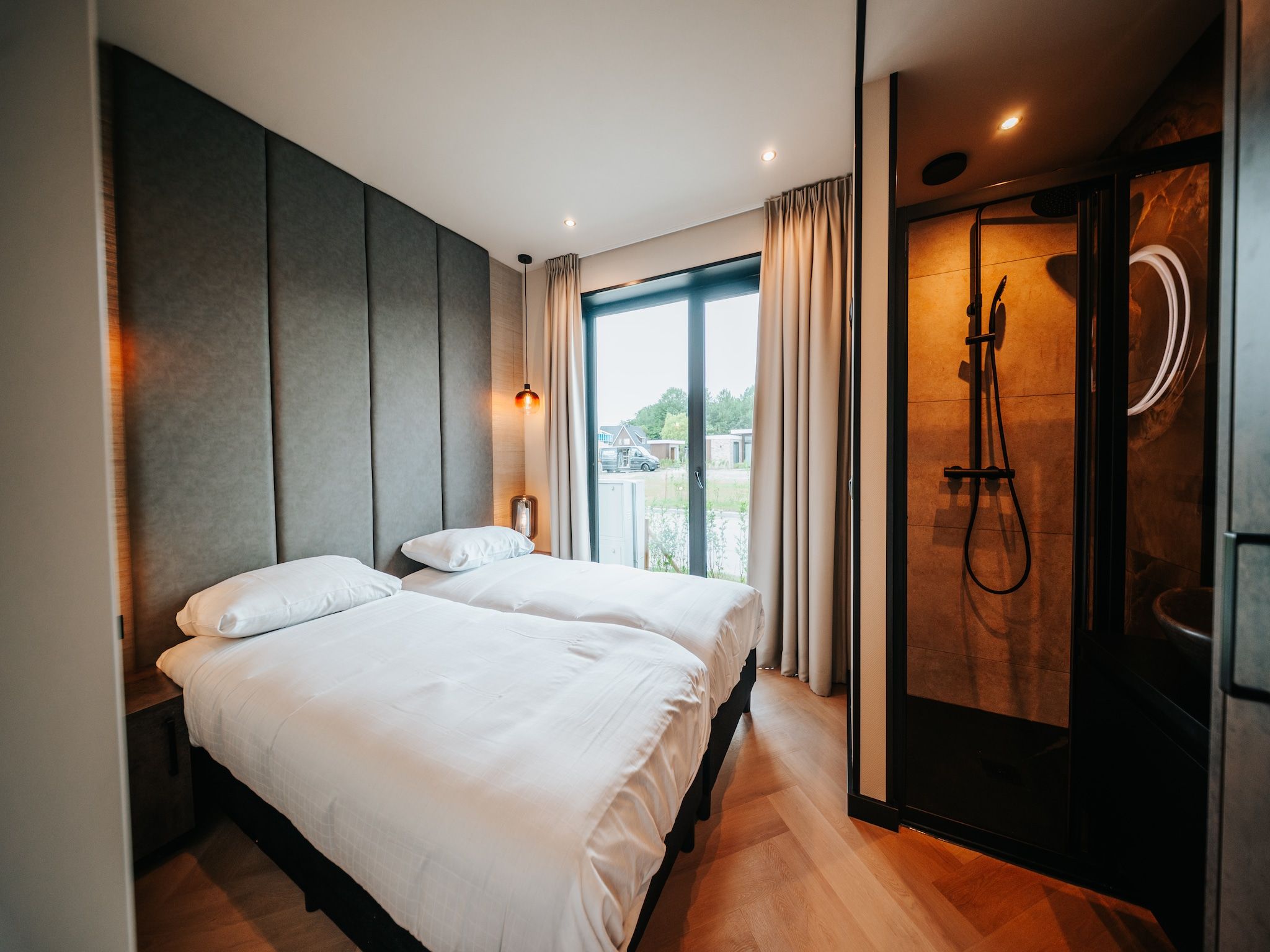 Een slaapkamer van Villa Watergloed | 16 personen in Waarland