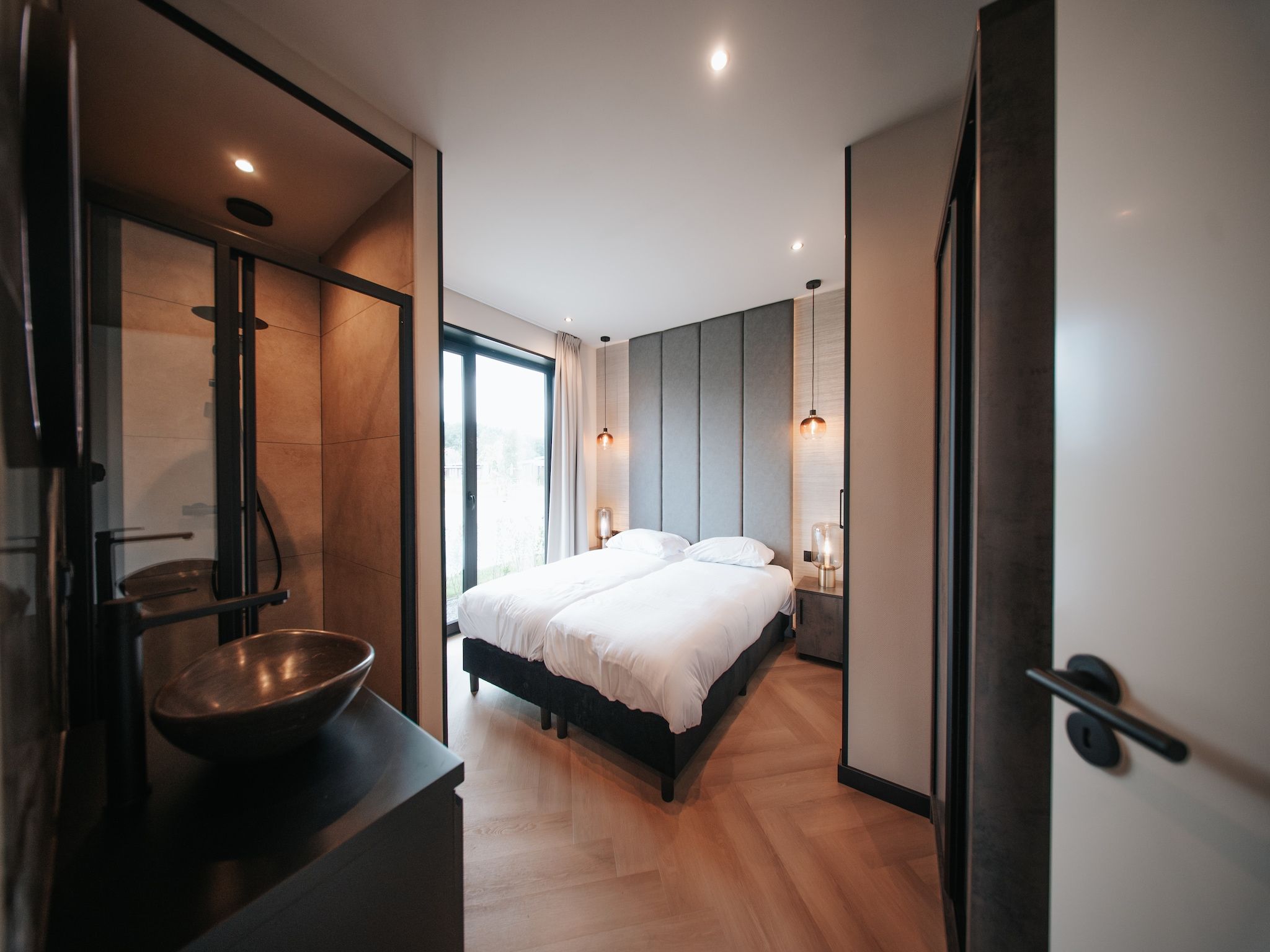 Een slaapkamer van Villa Watergloed | 16 personen in Waarland