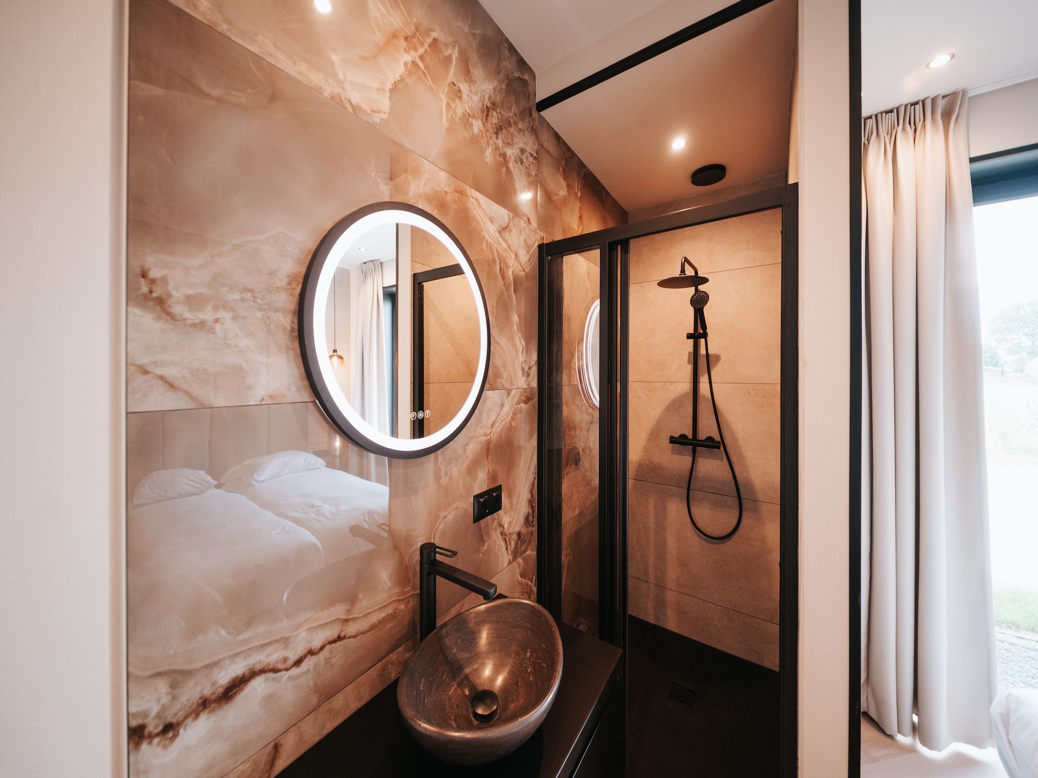 De badkamer van Villa Watergloed | 16 personen in Waarland