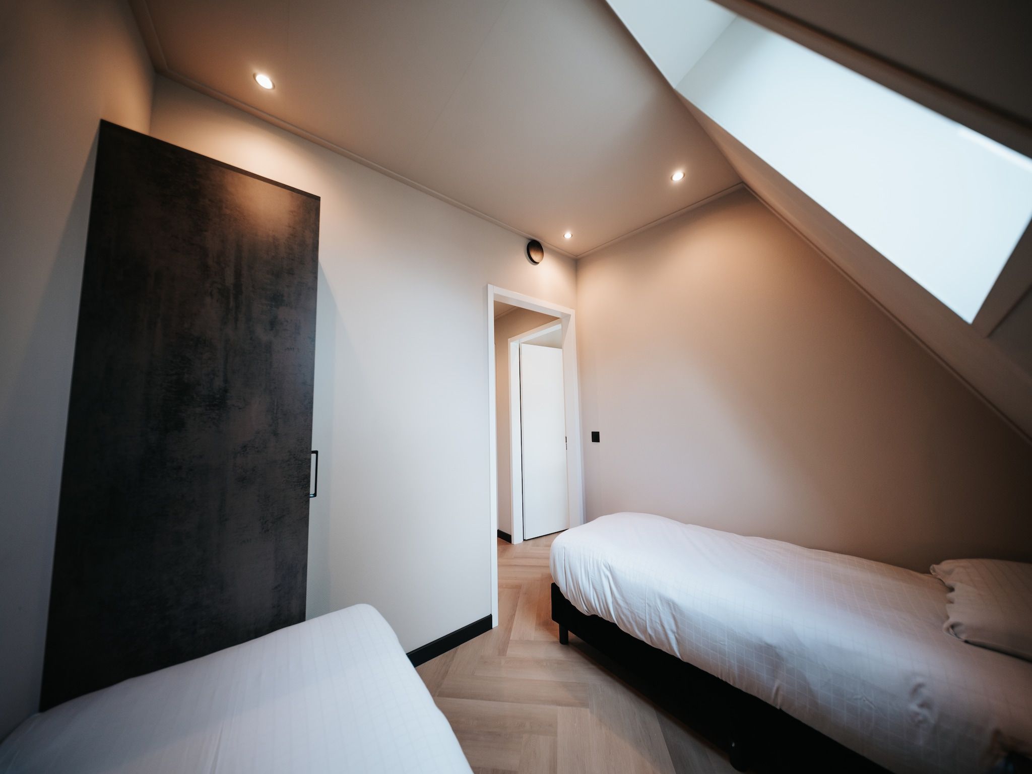 Een slaapkamer van Villa Watergloed | 16 personen in Waarland