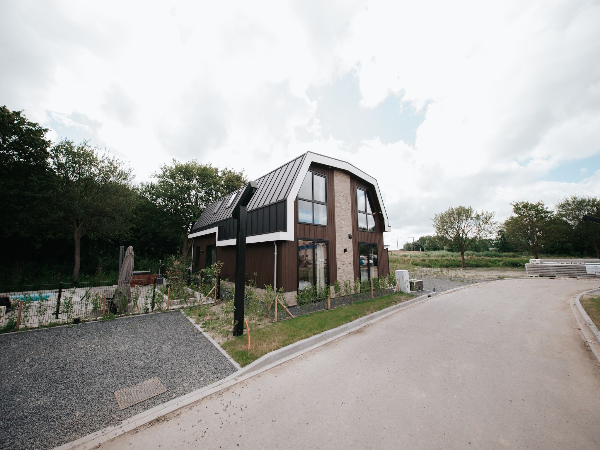 De buitenkant van Villa Watergloed | 16 personen in Waarland