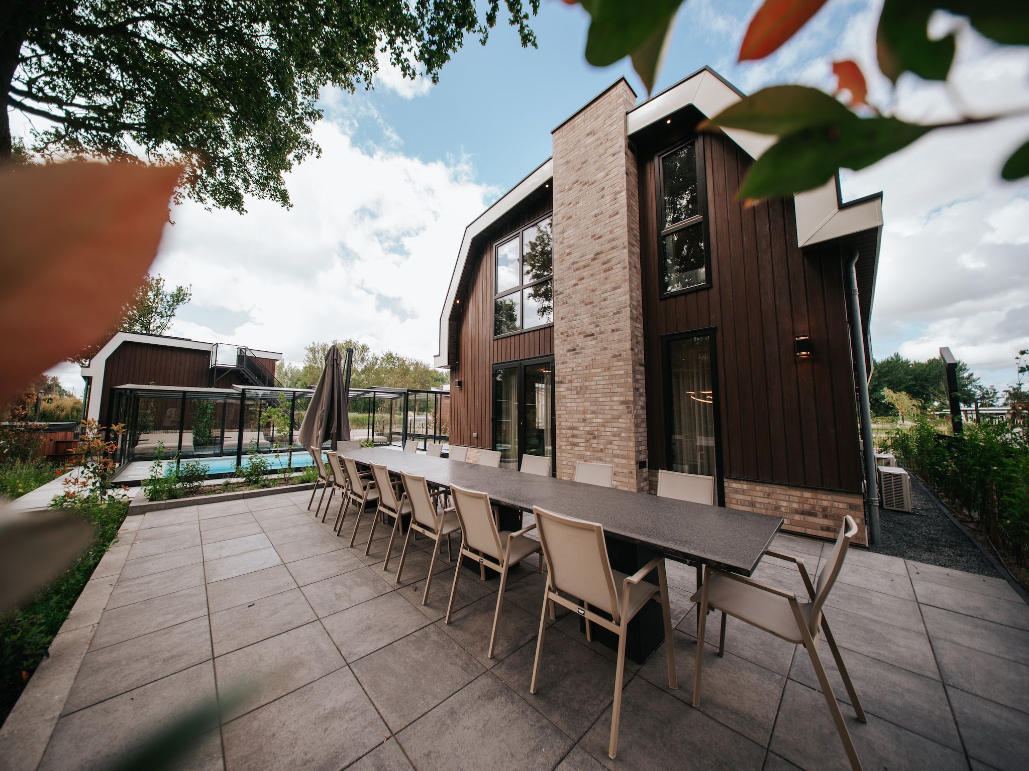 Het terras van Villa Watergloed | 16 personen in Waarland