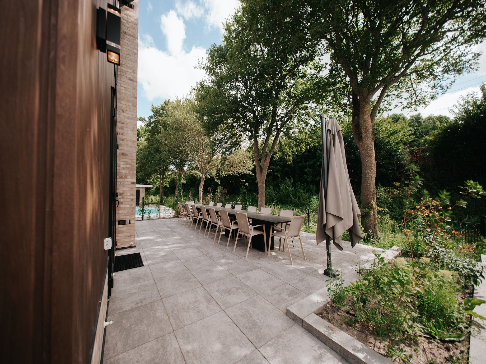 Het terras van Villa Watergloed | 16 personen in Waarland