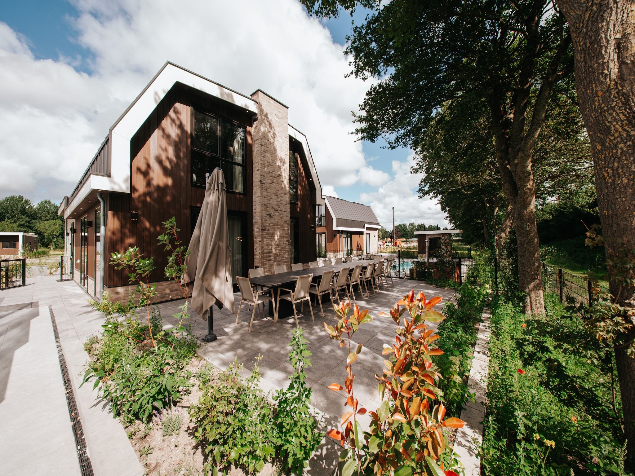 De buitenkant van Villa Watergloed | 16 personen in Waarland